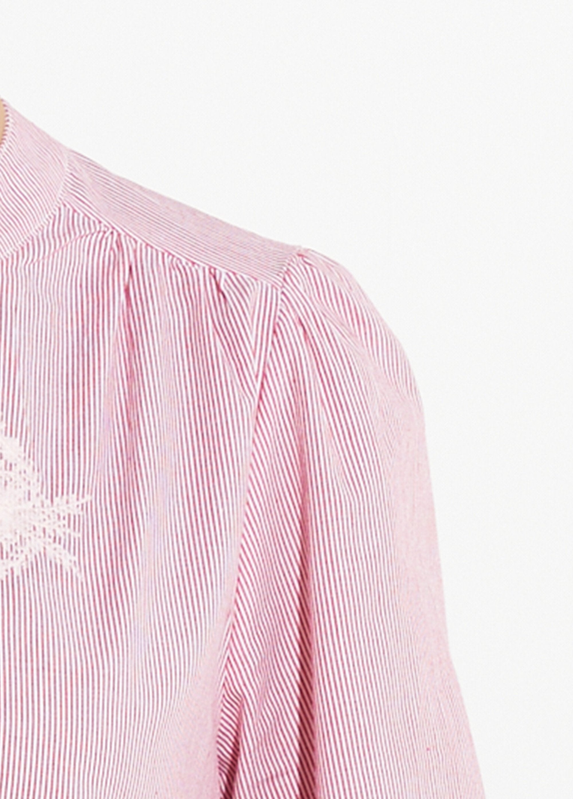 Gestreepte_blouse_met_ronde_hals_en_borduursel_Rouge_DE2_slim