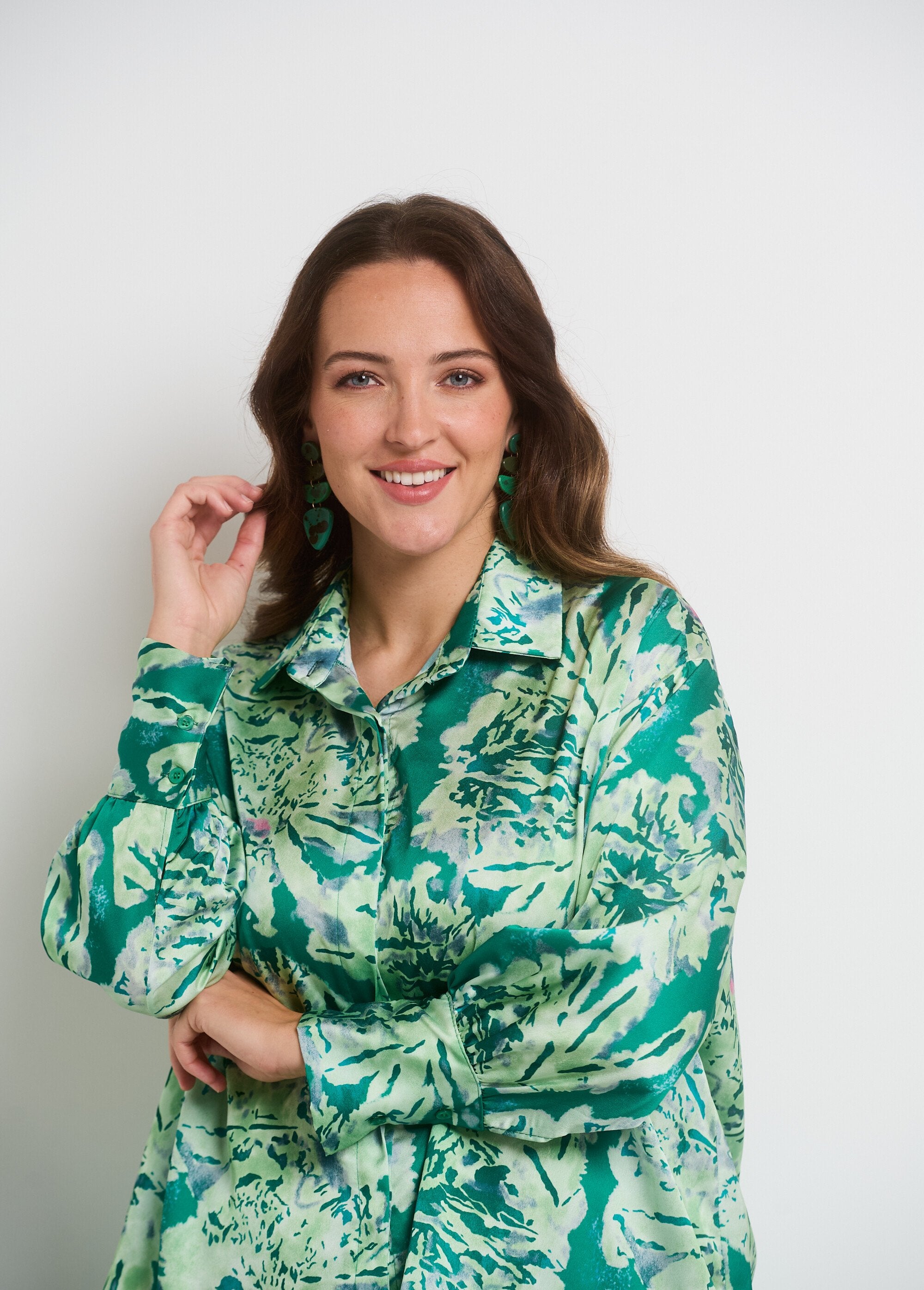 Aquarel_satijnen_blouse_met_lange_mouwen_Vert_DE1_curvy