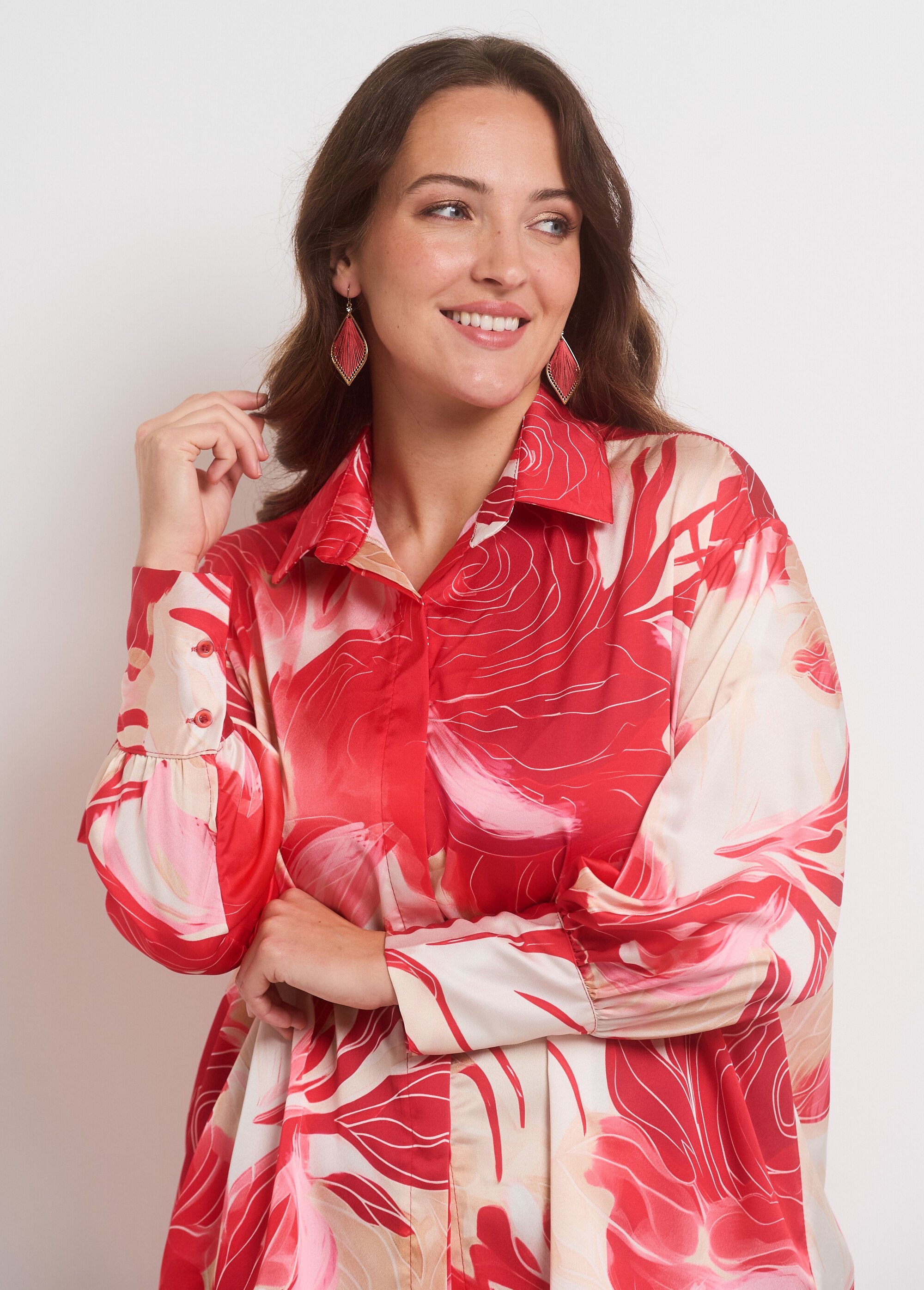 Gebloemde_satijnen_blouse_met_lange_mouwen_Rouge_et_rose_DE1_curvy