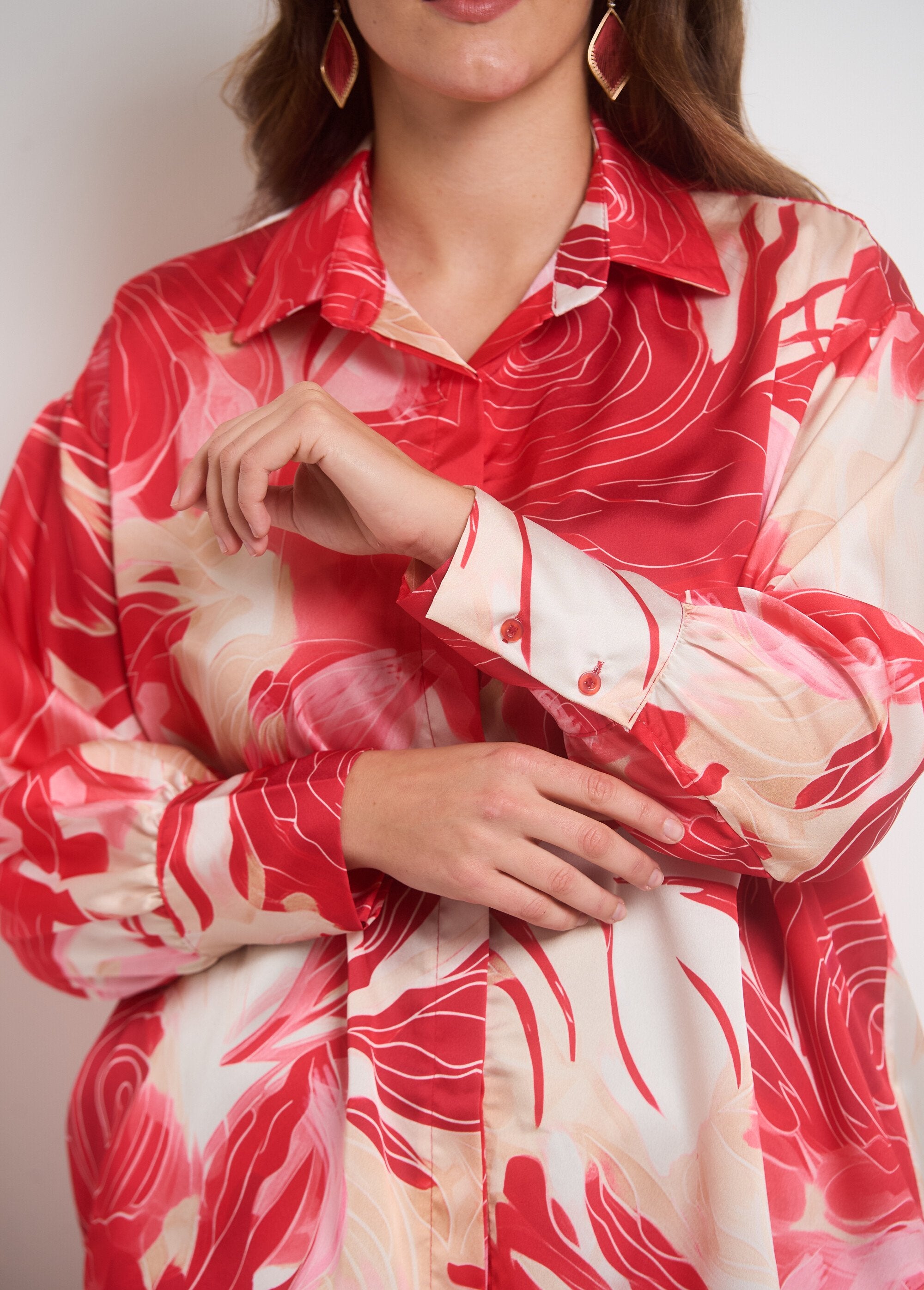 Gebloemde_satijnen_blouse_met_lange_mouwen_Rouge_et_rose_DE2_curvy