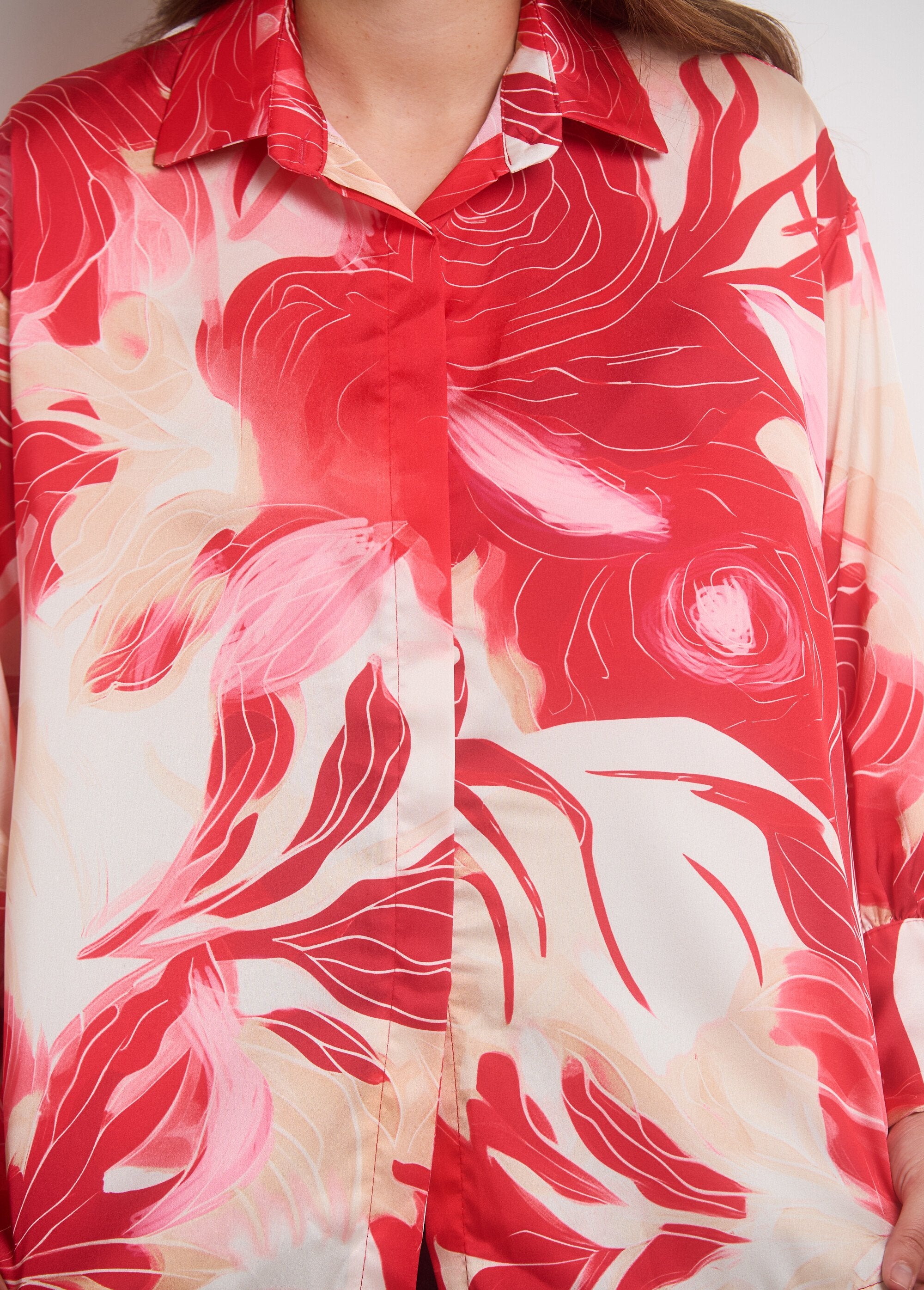 Gebloemde_satijnen_blouse_met_lange_mouwen_Rouge_et_rose_DE3_slim