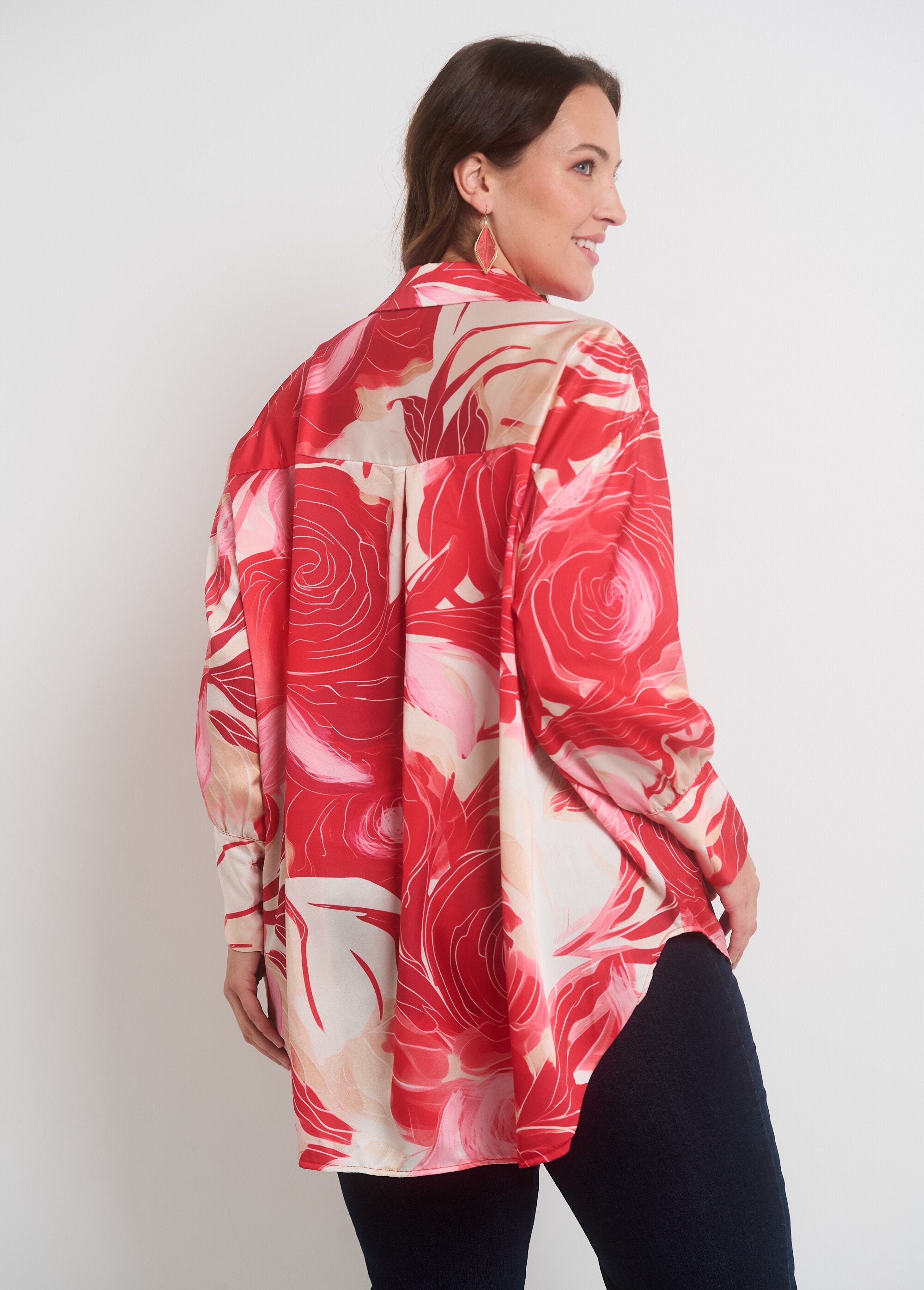 Gebloemde_satijnen_blouse_met_lange_mouwen_Rouge_et_rose_DO1_curvy