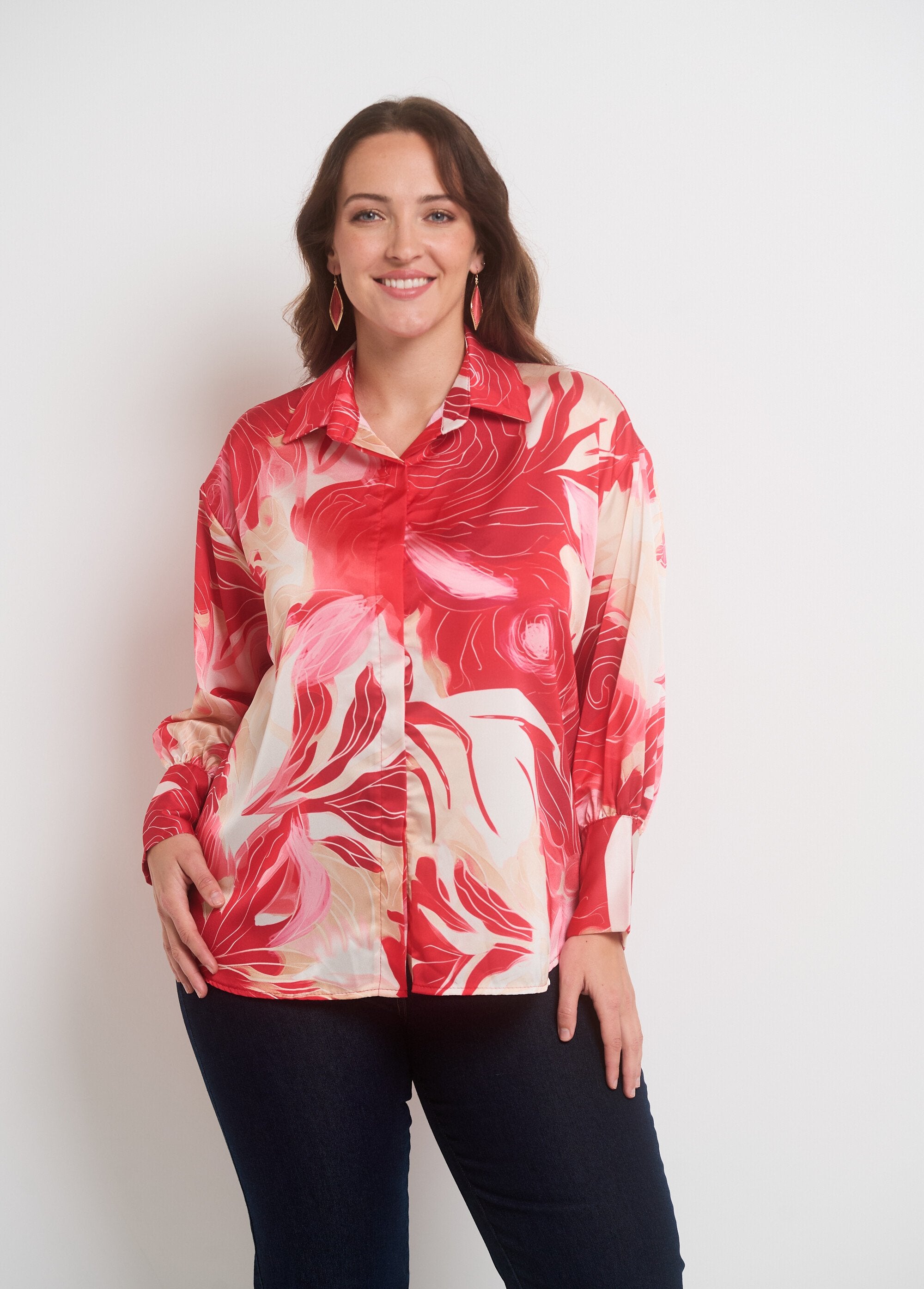 Gebloemde_satijnen_blouse_met_lange_mouwen_Rouge_et_rose_FA1_curvy