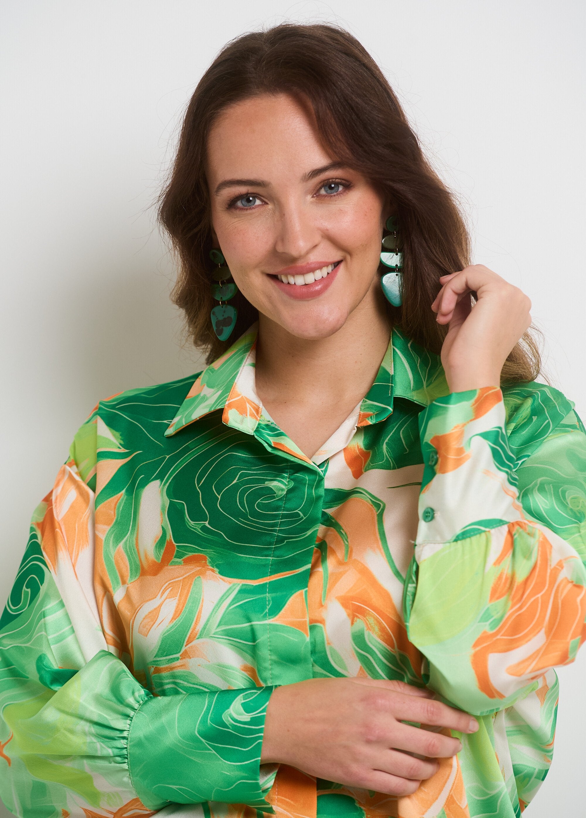 Gebloemde_satijnen_blouse_met_lange_mouwen_Vert_et_orange_DE1_curvy