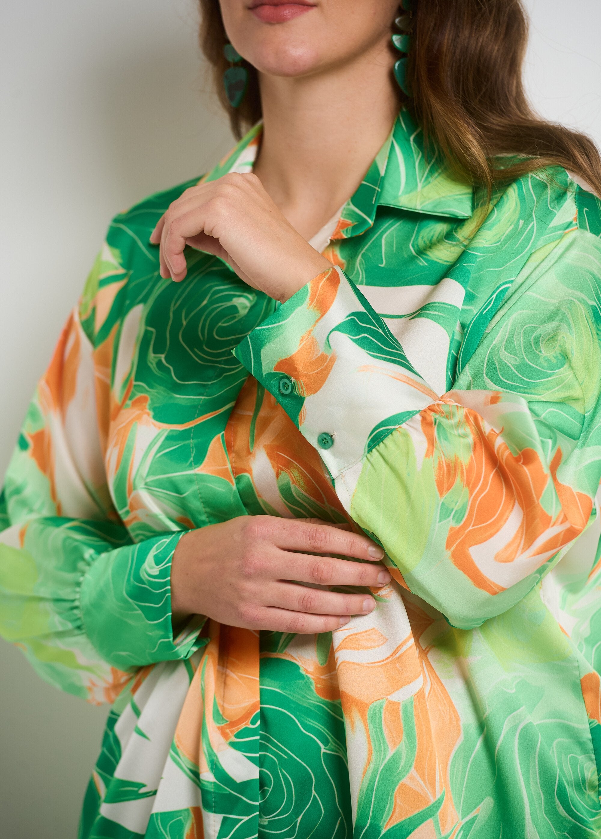 Gebloemde_satijnen_blouse_met_lange_mouwen_Vert_et_orange_DE2_curvy