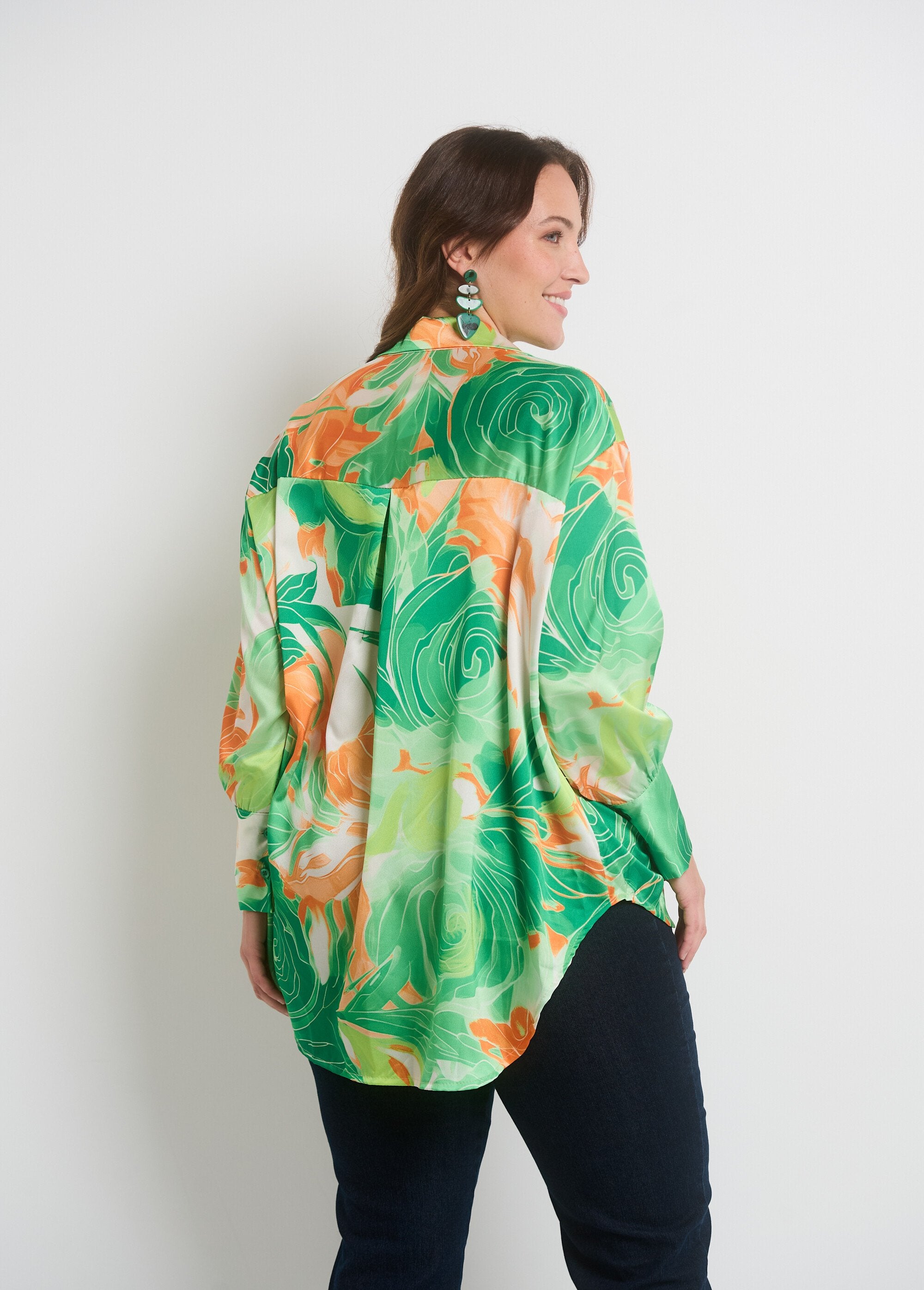 Gebloemde_satijnen_blouse_met_lange_mouwen_Vert_et_orange_DO1_curvy