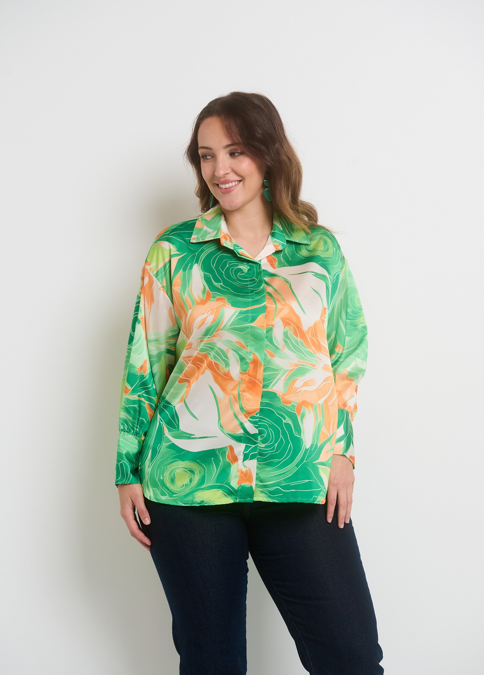 Gebloemde_satijnen_blouse_met_lange_mouwen_Vert_et_orange_FA1_curvy