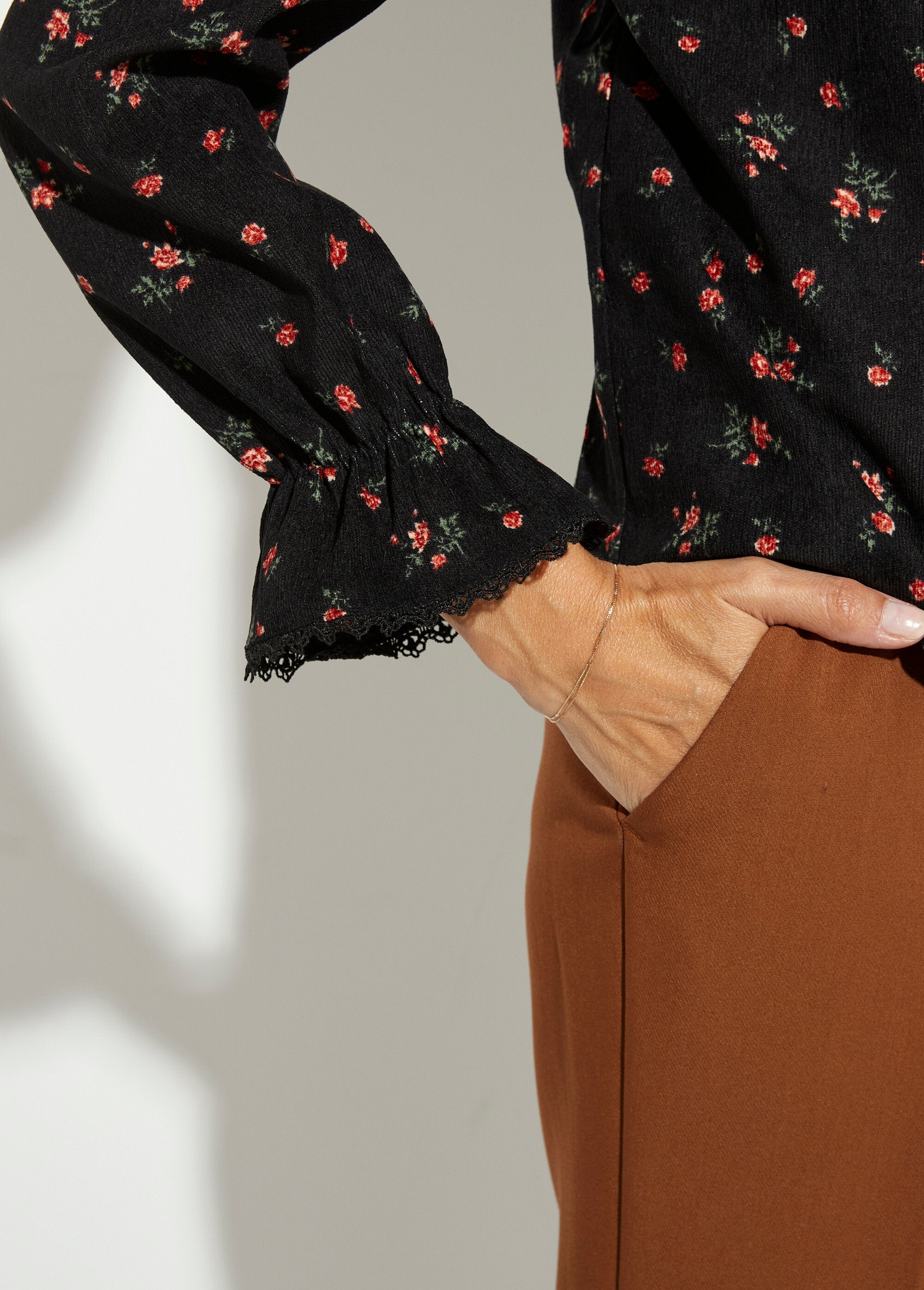 Fluwelen_milleraies_blouse_met_rozenpatroon_Noir_imprime_DE1_slim