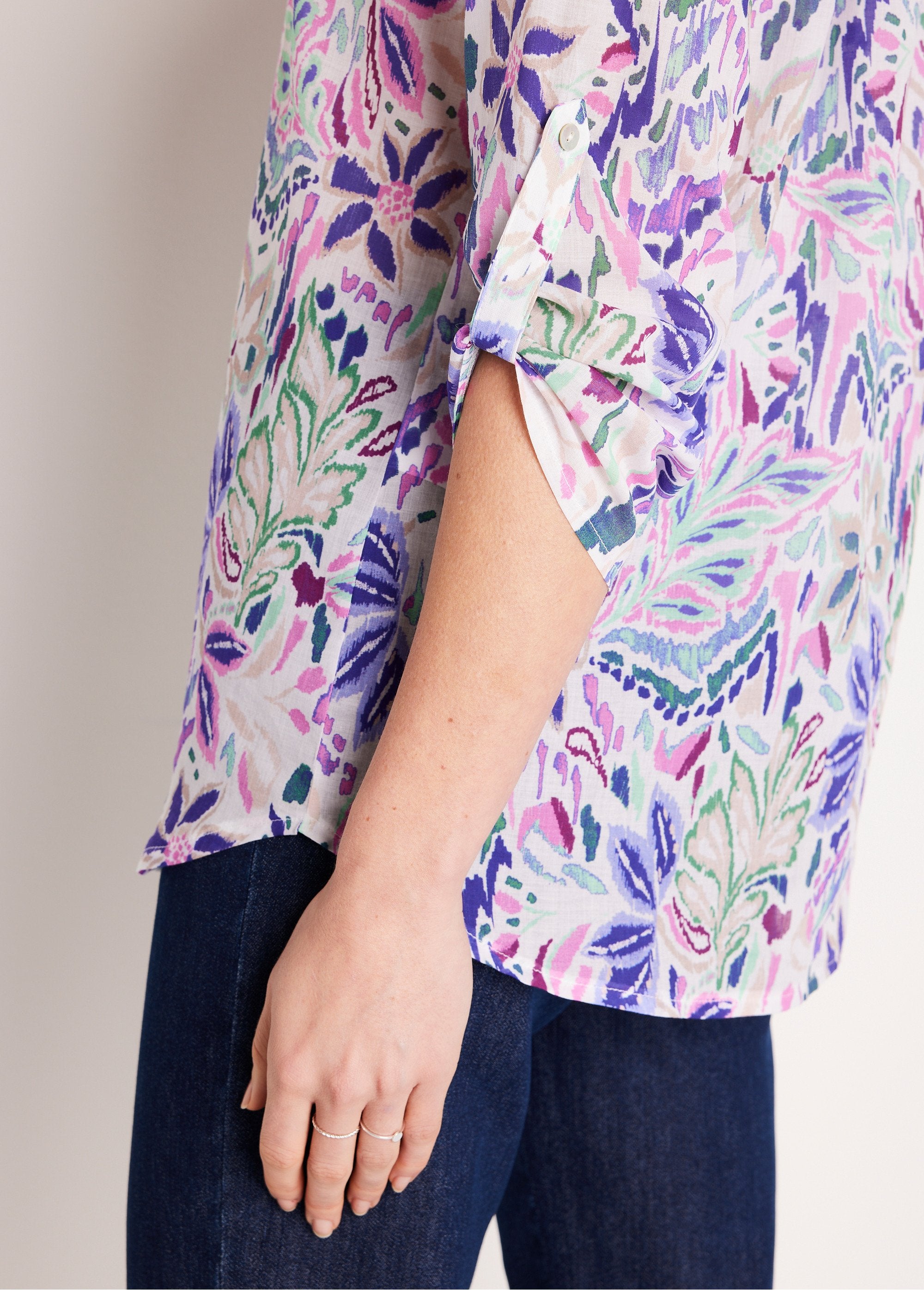 Tuniek_met_kasjmierprint_en_knoopsluiting_Paars_en_roze_DE2_slim