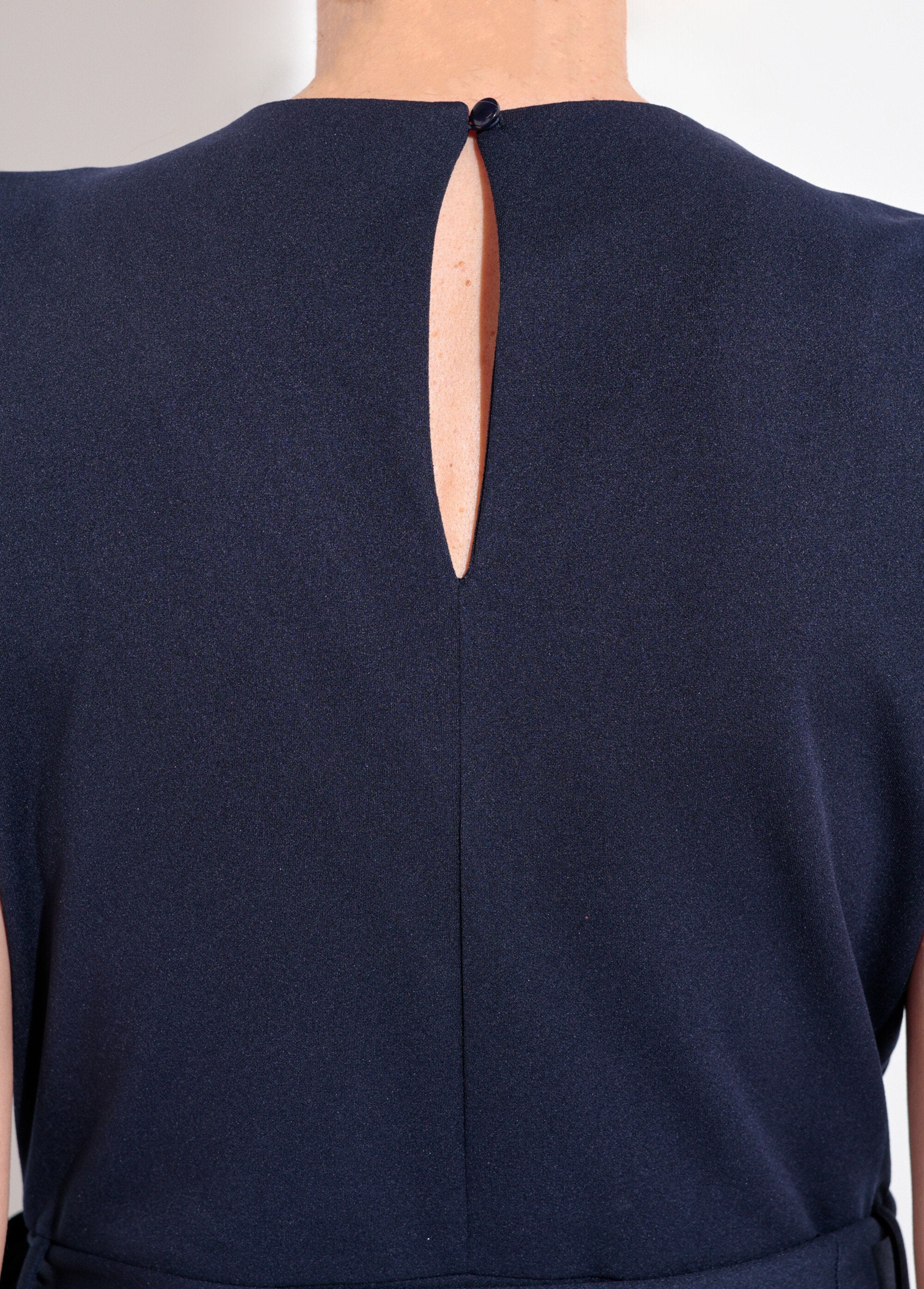 Jumpsuit_met_V-hals_en_gouden_details_Marine_DE2_slim