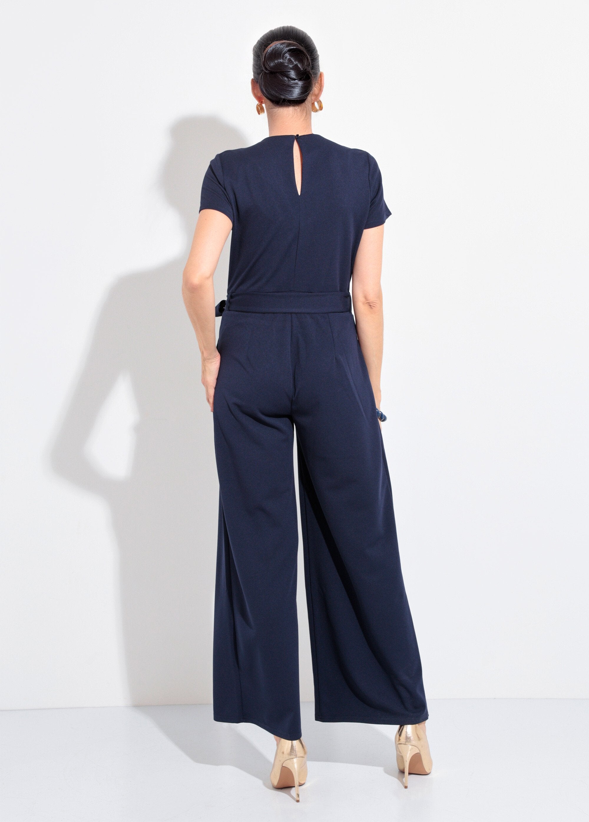 Jumpsuit_met_V-hals_en_gouden_details_Marine_DO1_slim