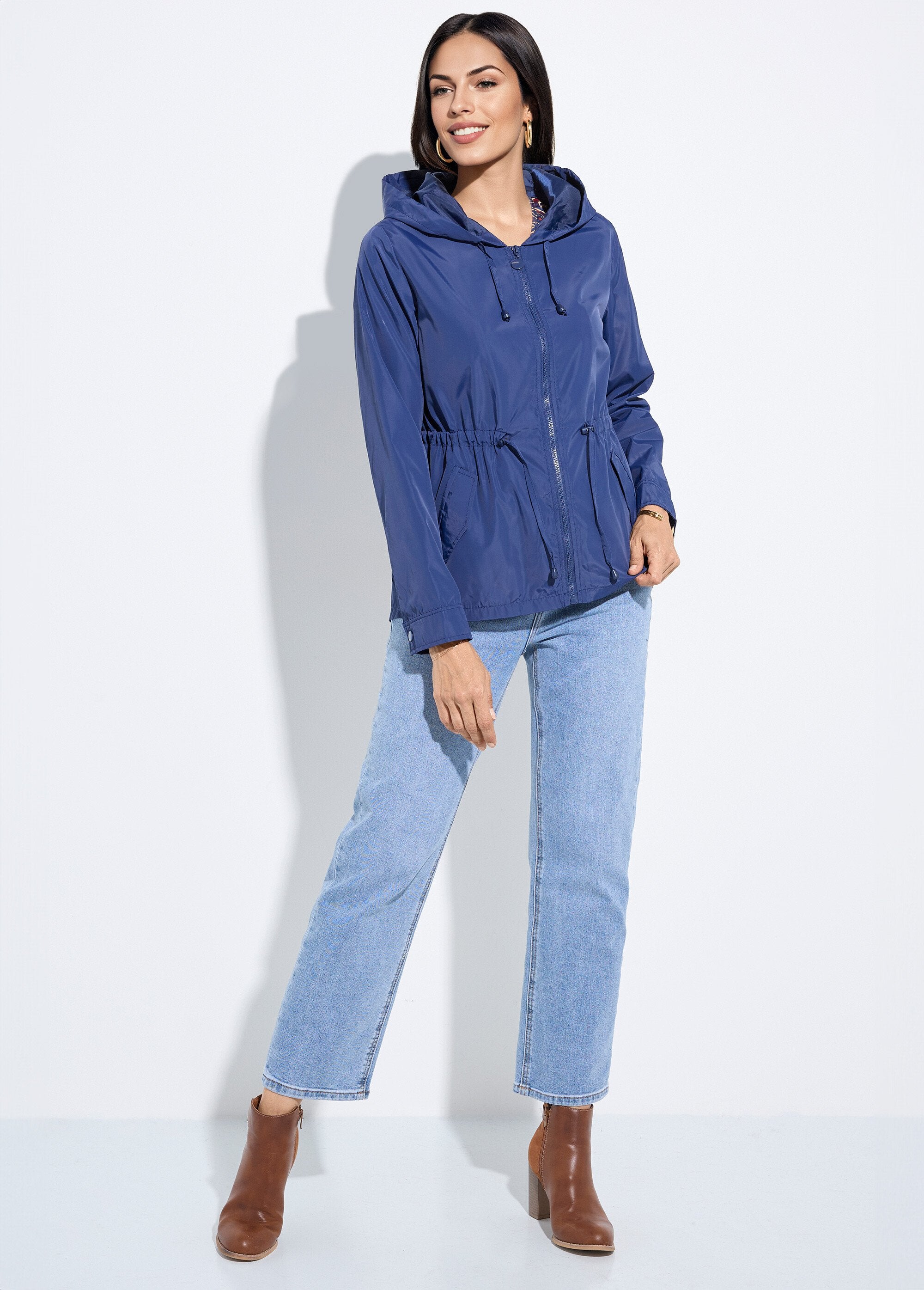 Windjack_met_capuchon_en_strakke_tailleband_Marine_SF1_slim