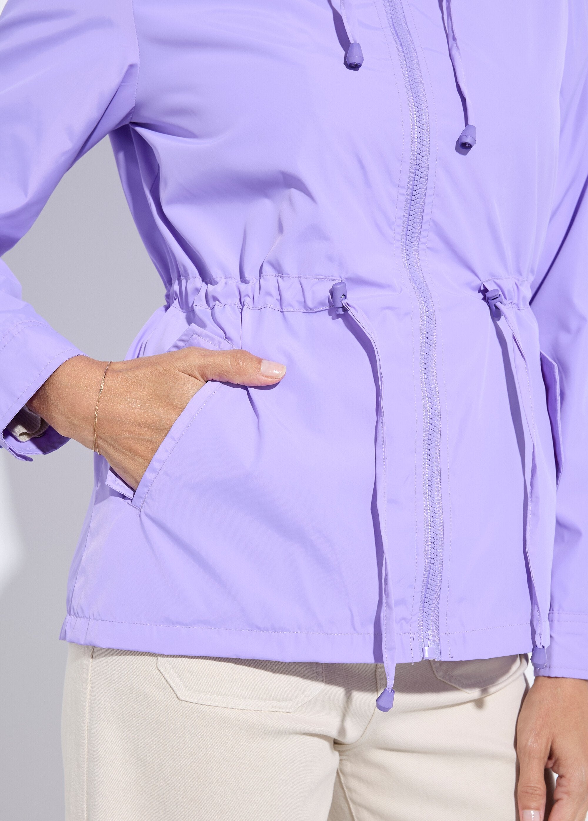 Windjack_met_capuchon_en_strakke_tailleband_Parme_DE2_slim