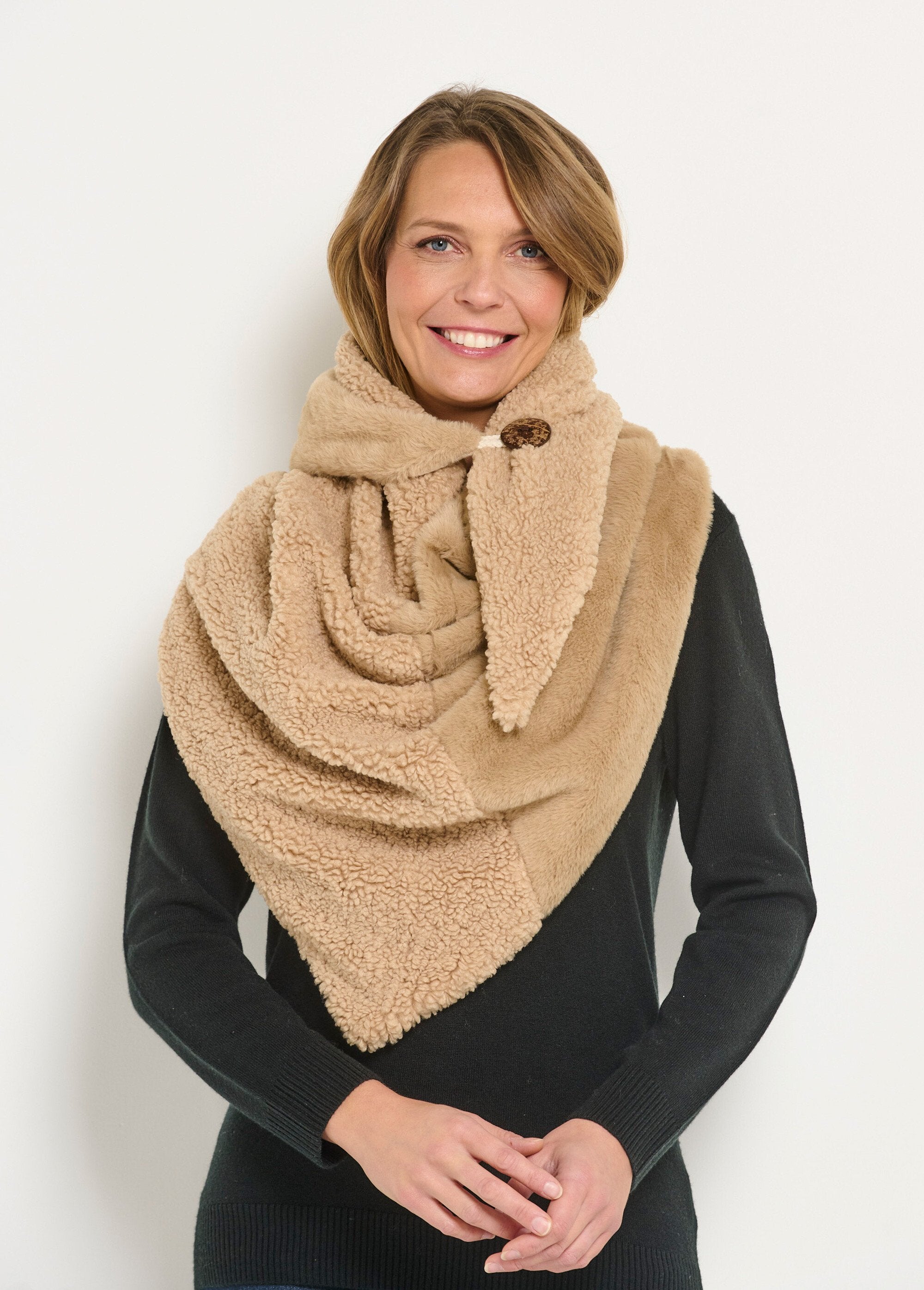 Warme_schouderbedekking_van_twee_lagen_bont_Beige_FA1_slim