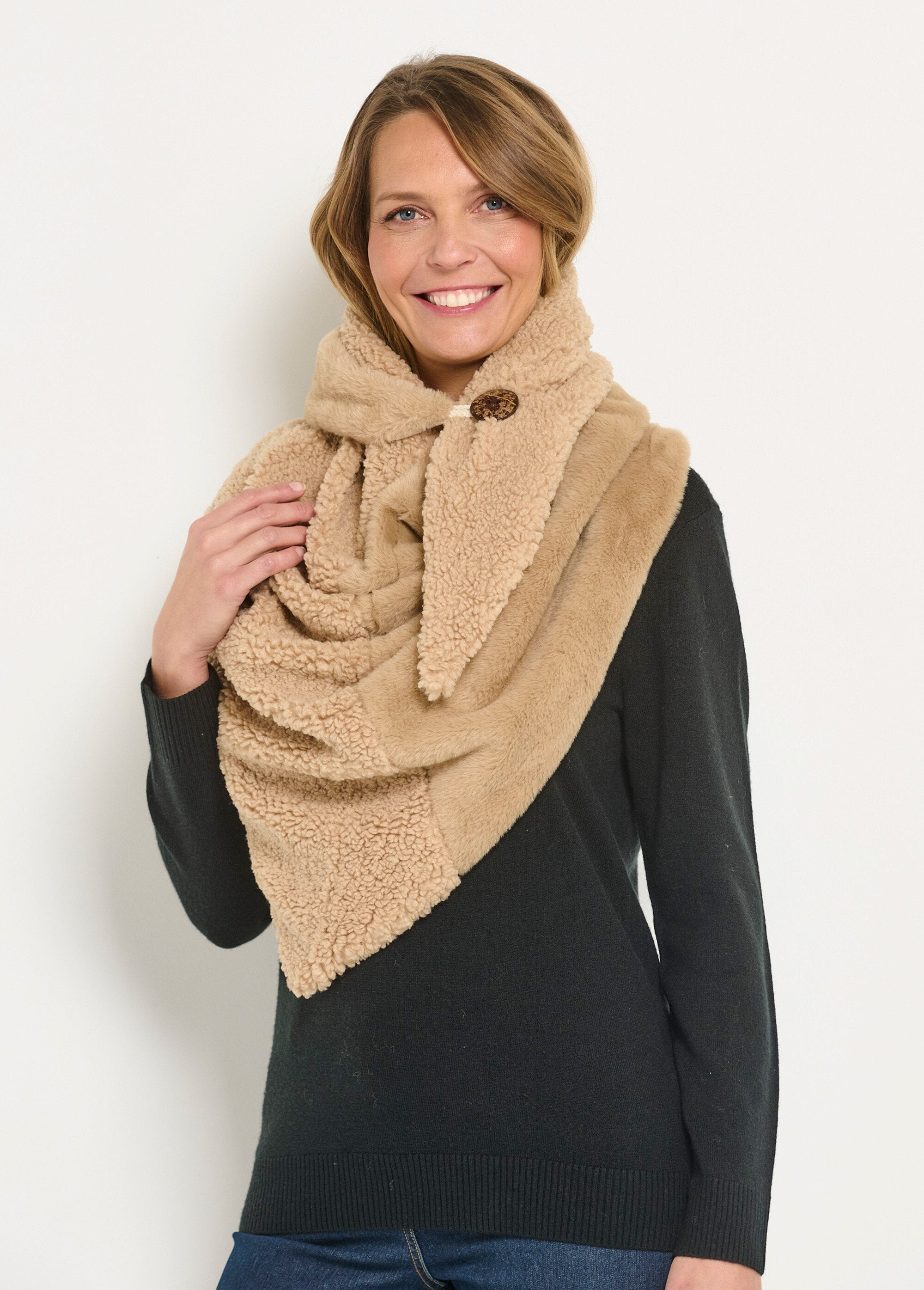 Warme_schouderbedekking_van_twee_lagen_bont_Beige_GA1_slim