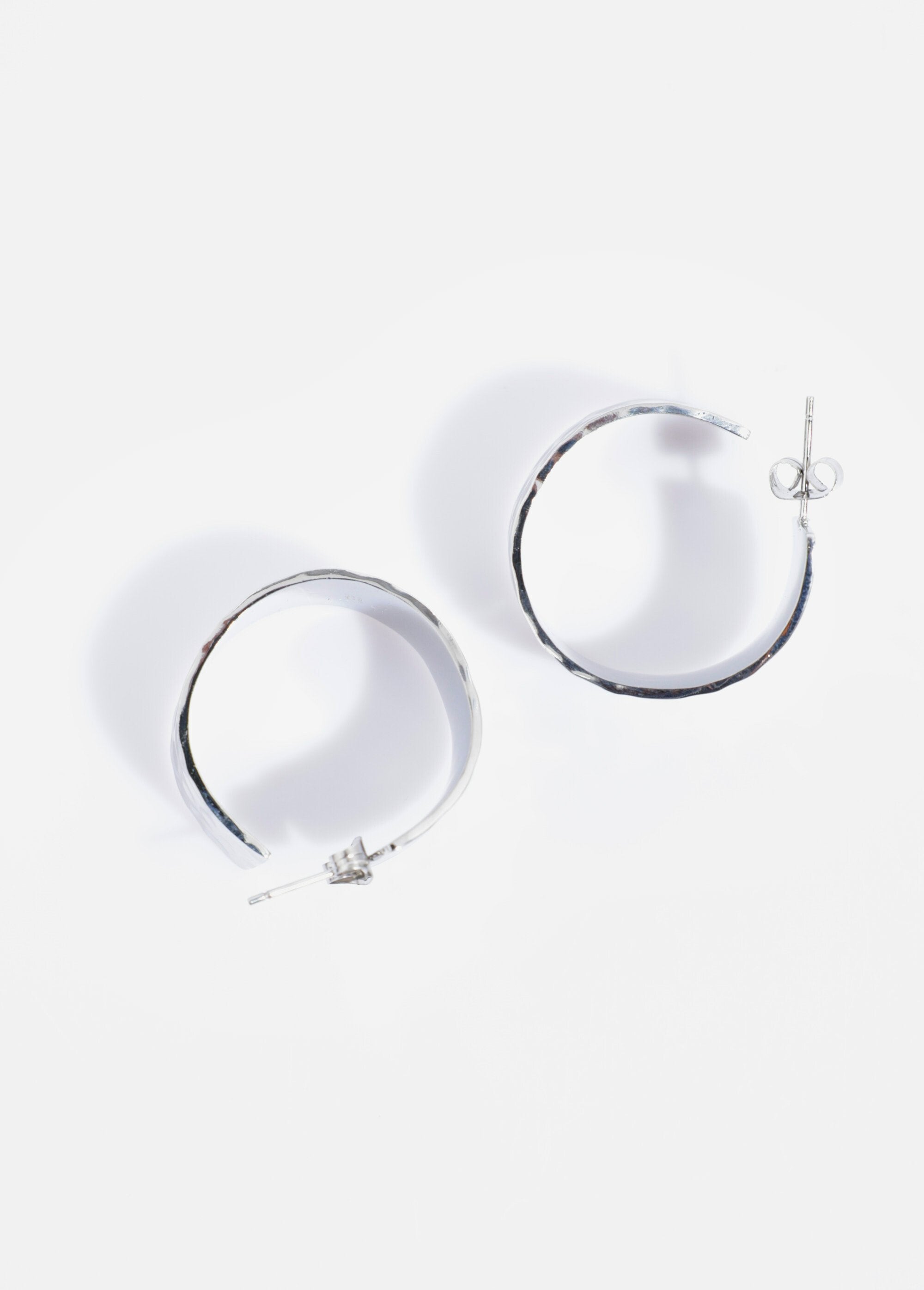 Brede_gehamerde_roestvrijstalen_oorbellen_Argente_DE3_slim