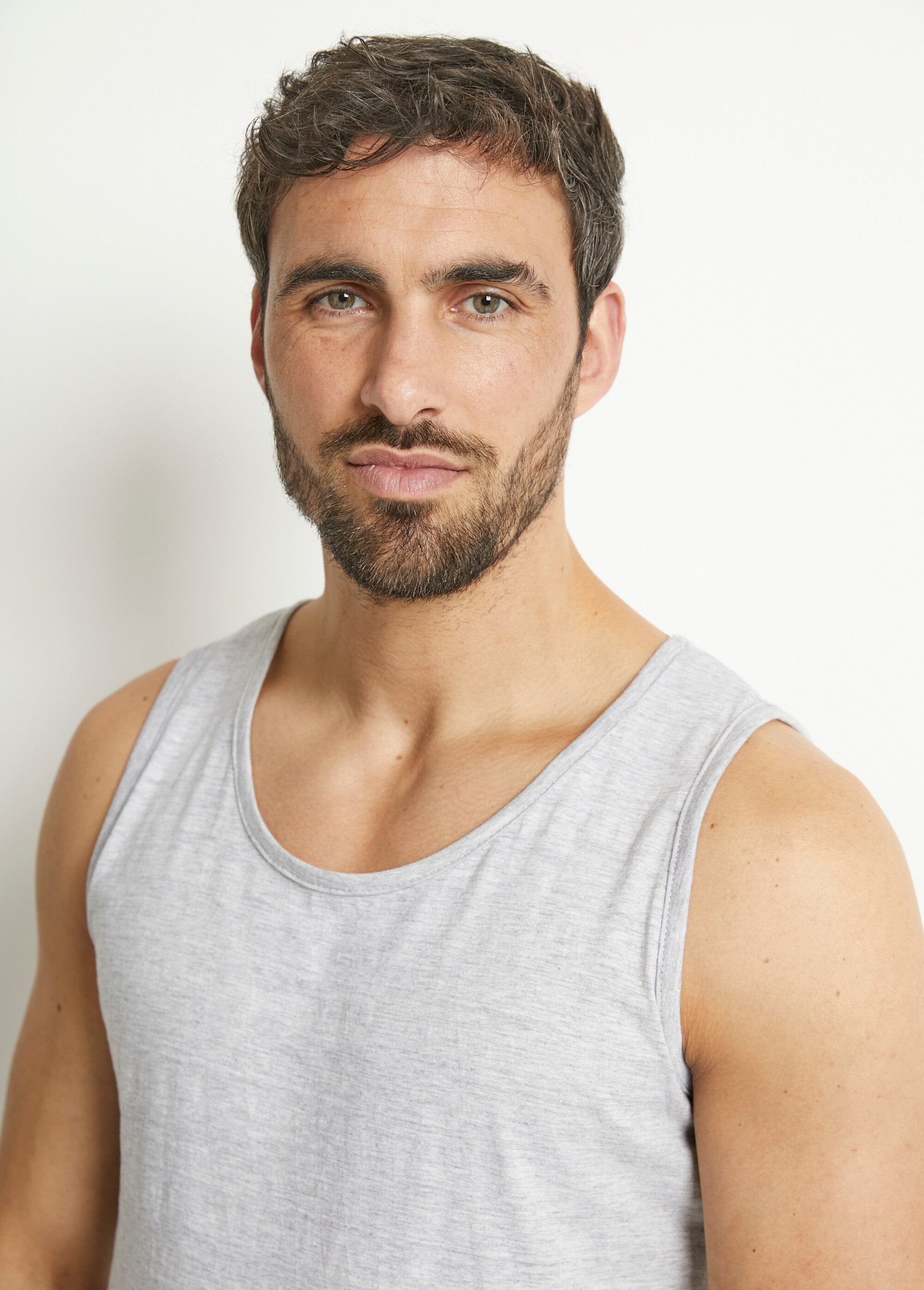 Mouwloze_tanktop_met_ronde_halslijn_Gris_DE1_slim