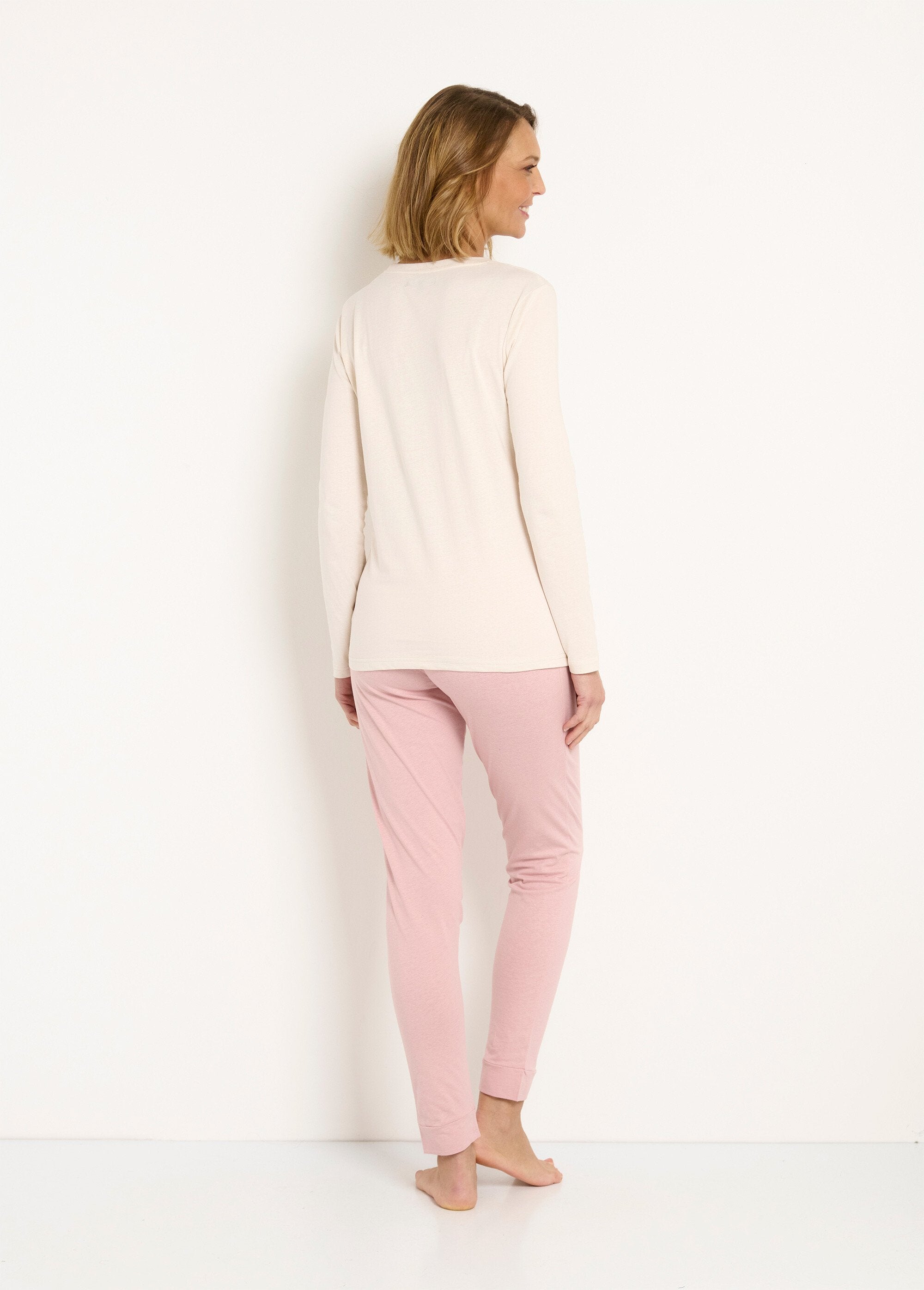 Gebreide_pyjama_met_lange_mouwen_Rose_DO1_slim