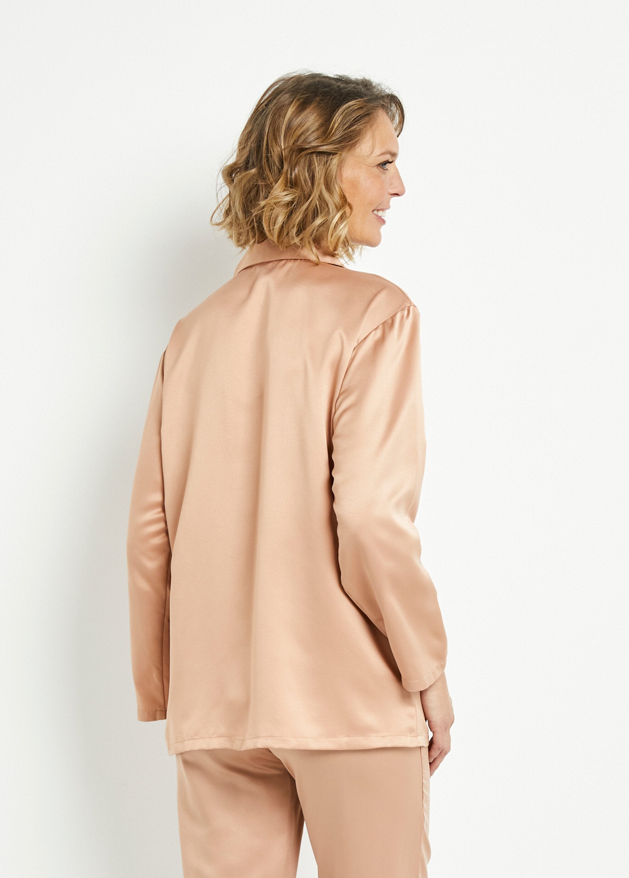 Satijnen_pyjamajasje_Beige_DO1_slim