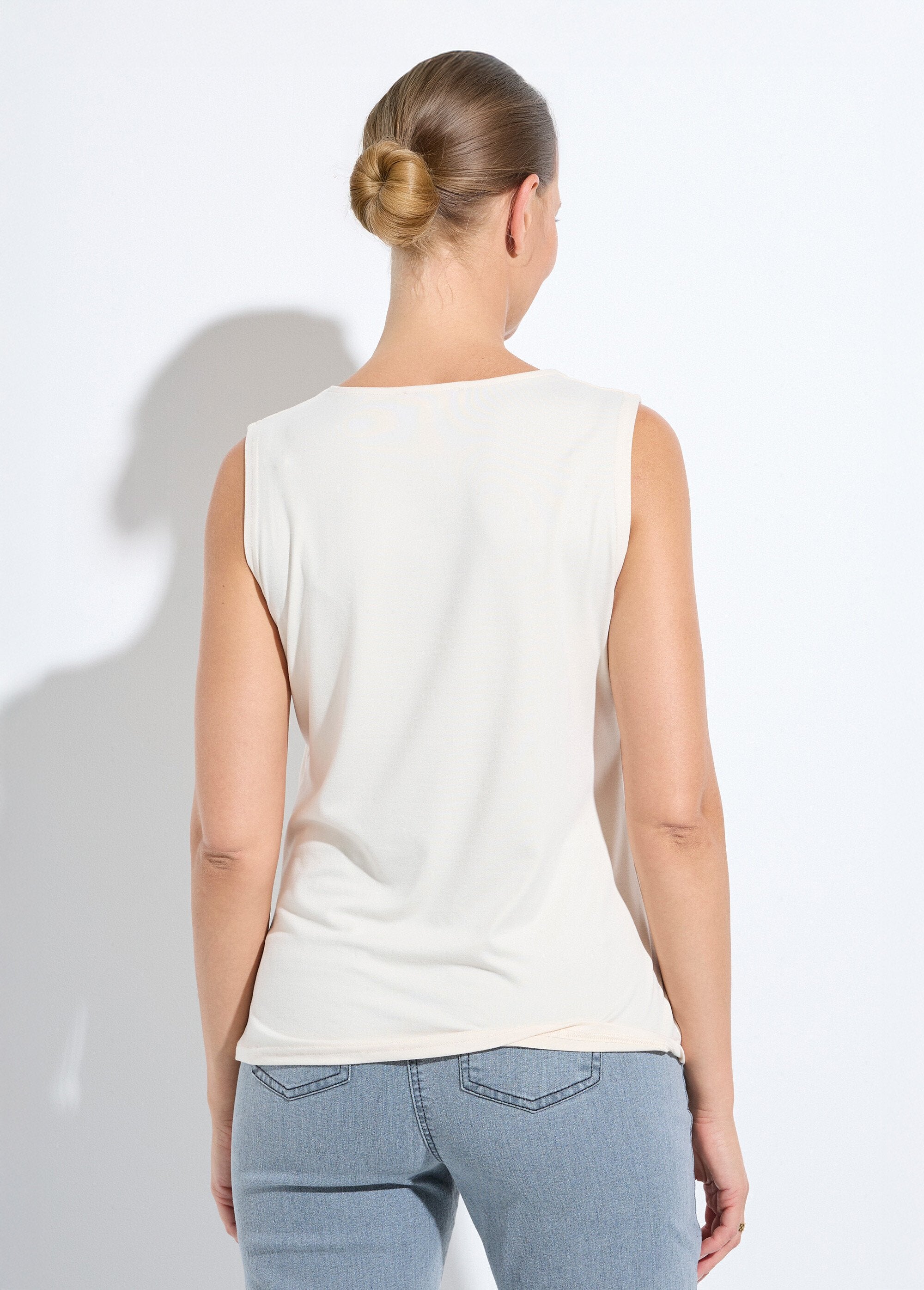 Tanktop_met_danseressenhals_en_brede_banden_Ecru_DO1_slim