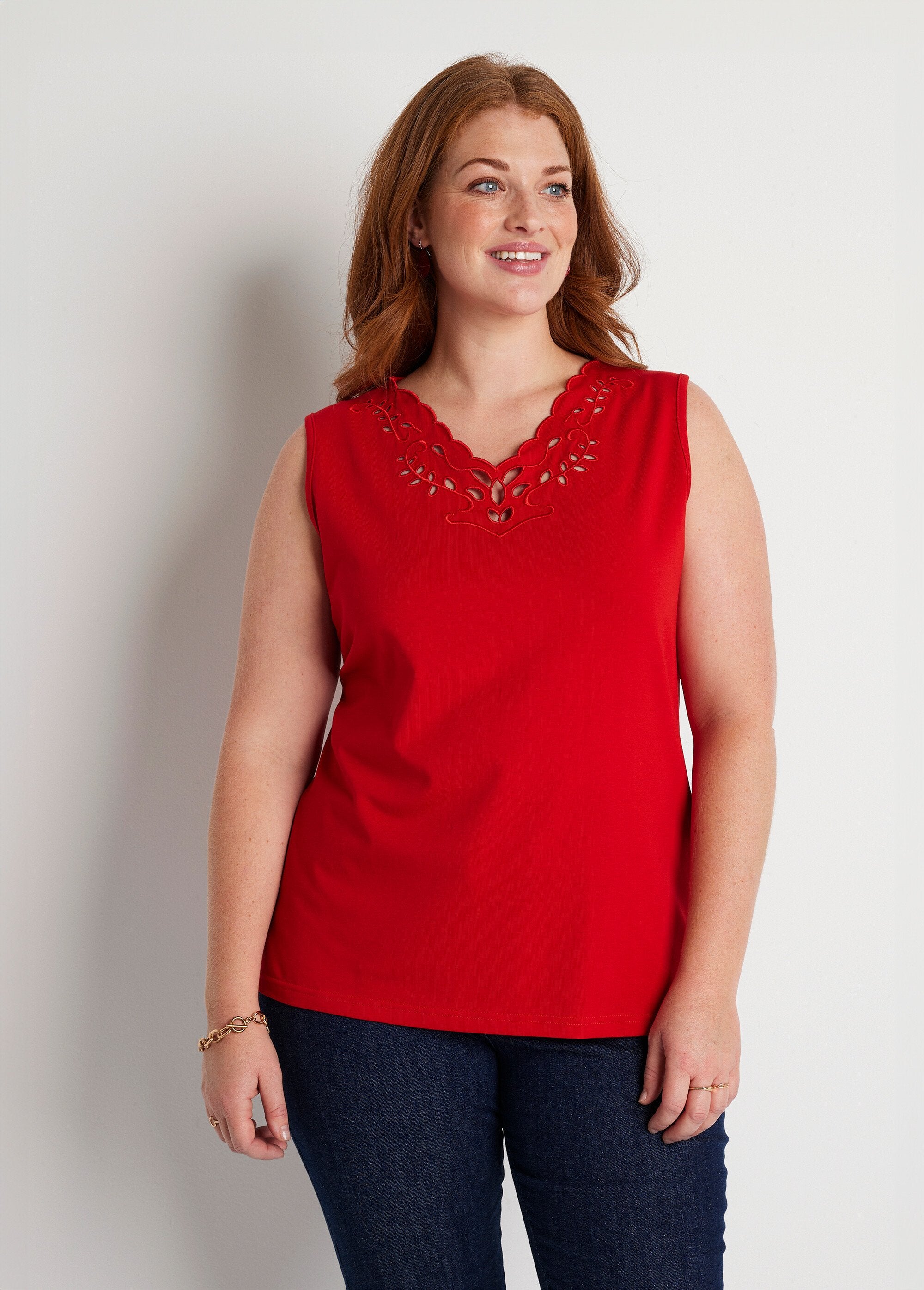 Geborduurde_opengewerkte_V-hals_tanktop_ROOD_FA1_curvy