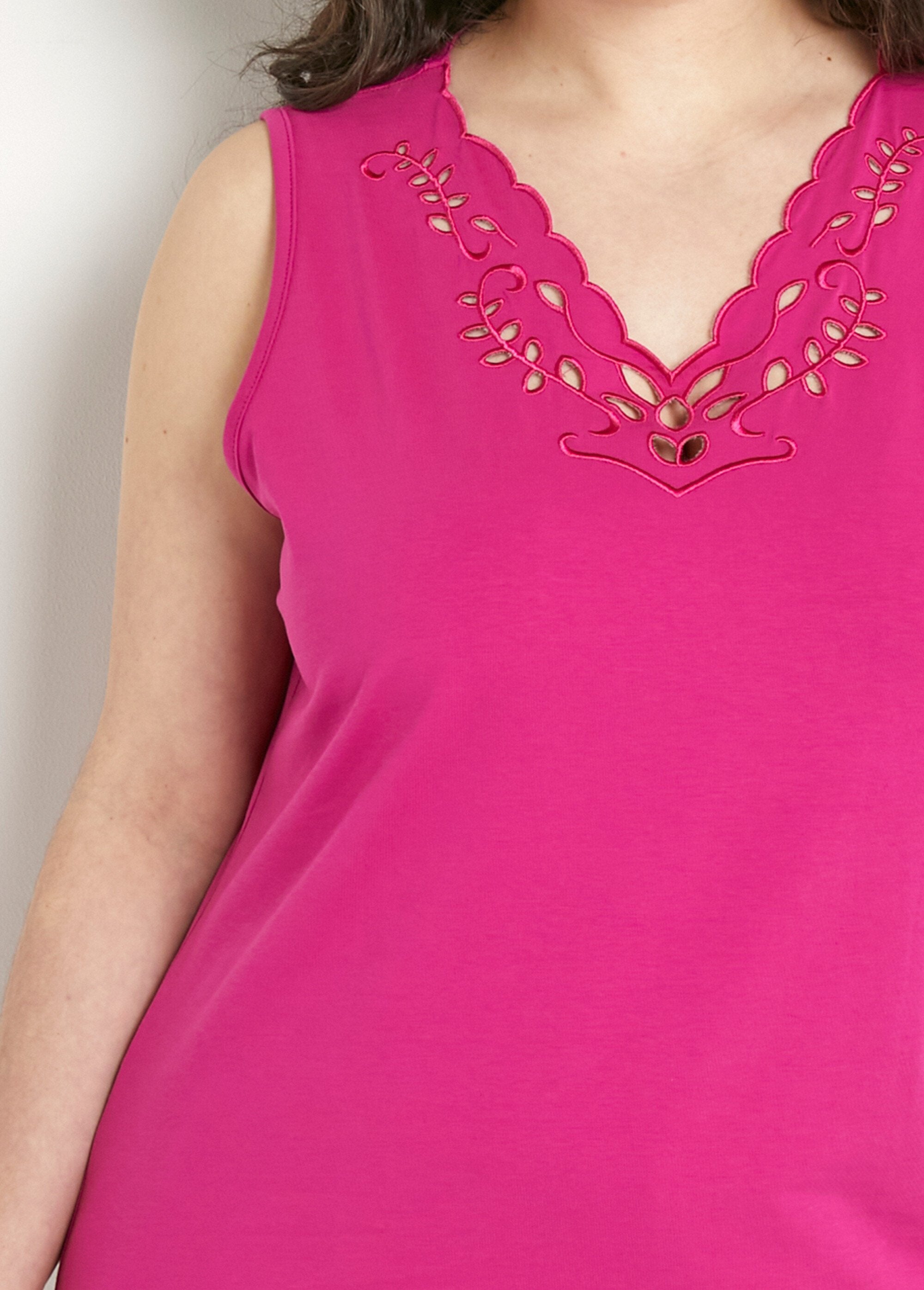 Geborduurde_opengewerkte_V-hals_tanktop_Fuchsia_DE1_curvy