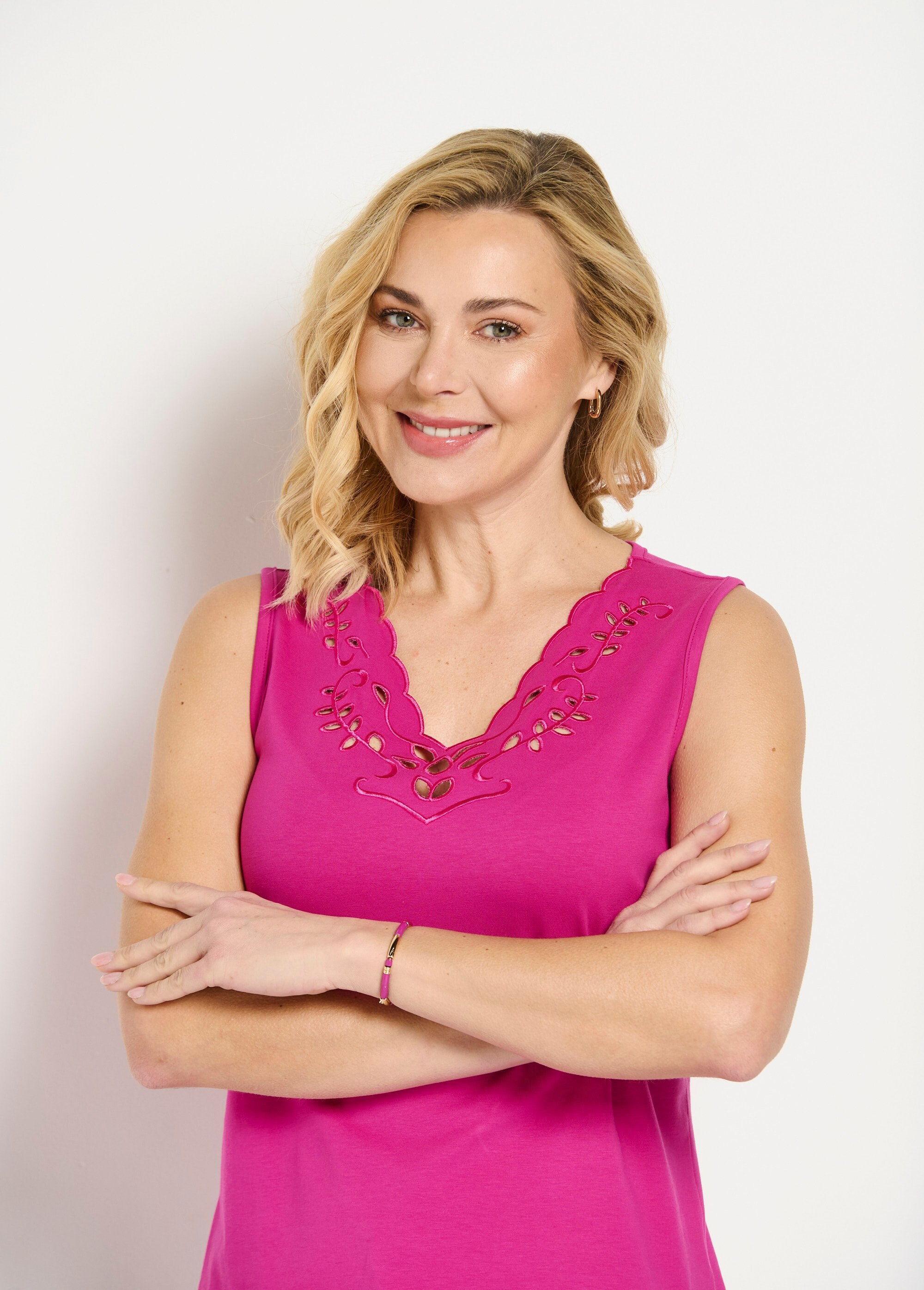 Geborduurde_opengewerkte_V-hals_tanktop_Fuchsia_DE1_slim