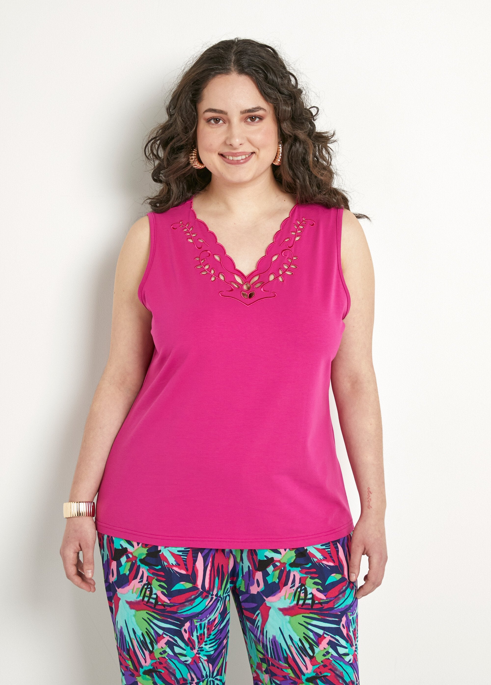 Geborduurde_opengewerkte_V-hals_tanktop_Fuchsia_FA1_curvy