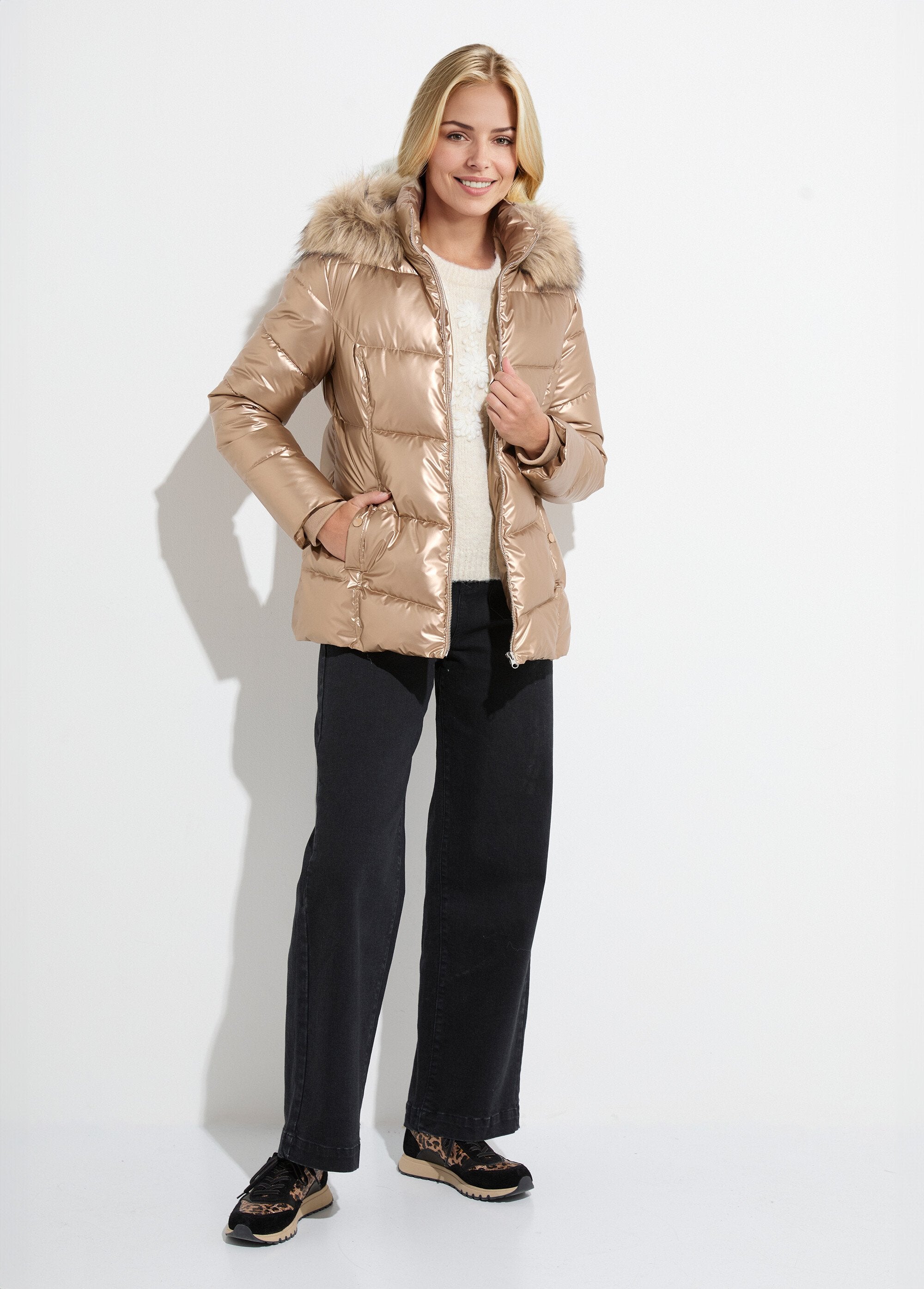 Gewatteerd_kort_jack_met_capuchon_met_metallic-effect_Dore_SF1_slim