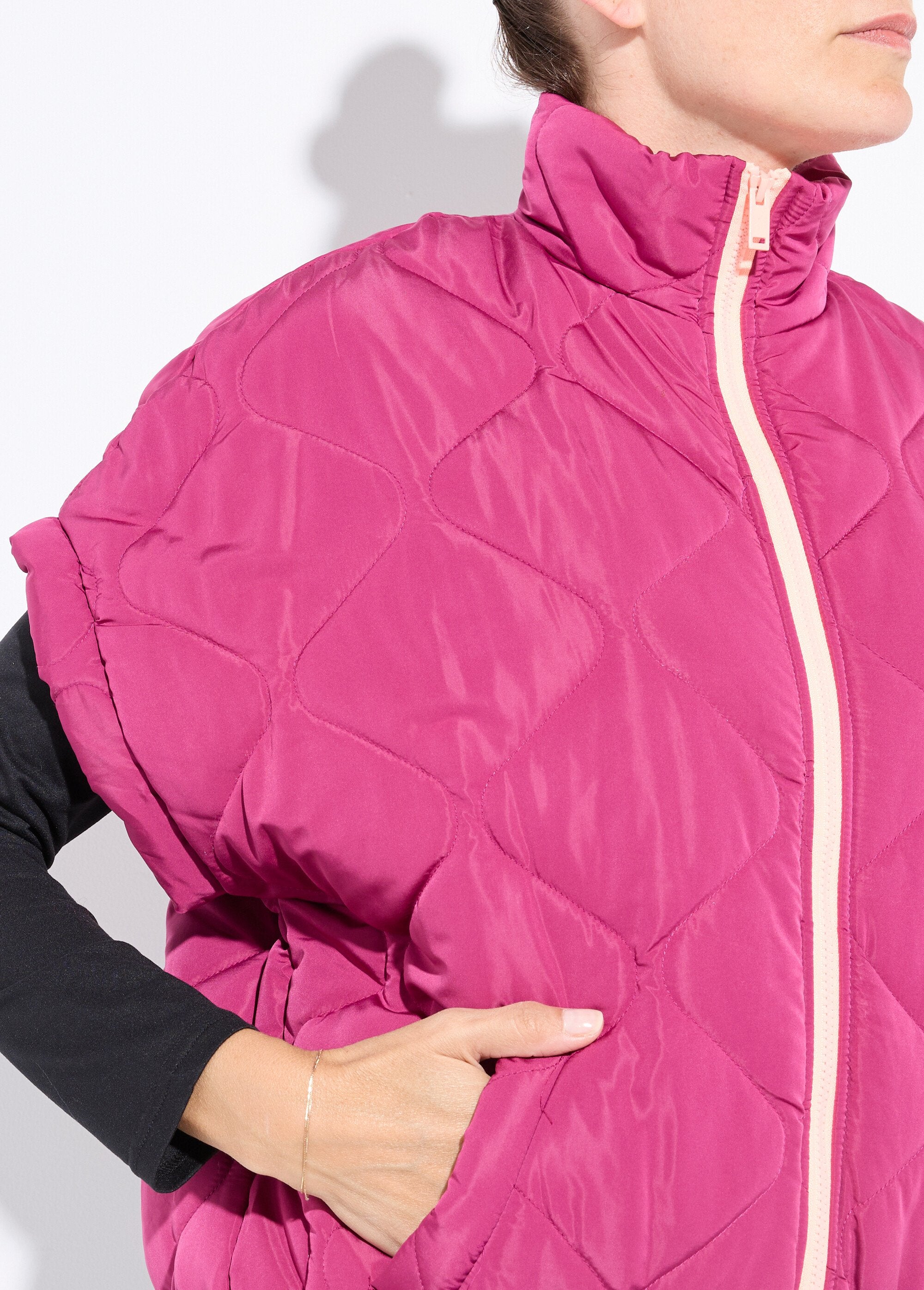 Mat_mouwloos_donsjack_met_fluorescerende_ritssluiting_Prune_DE1_slim