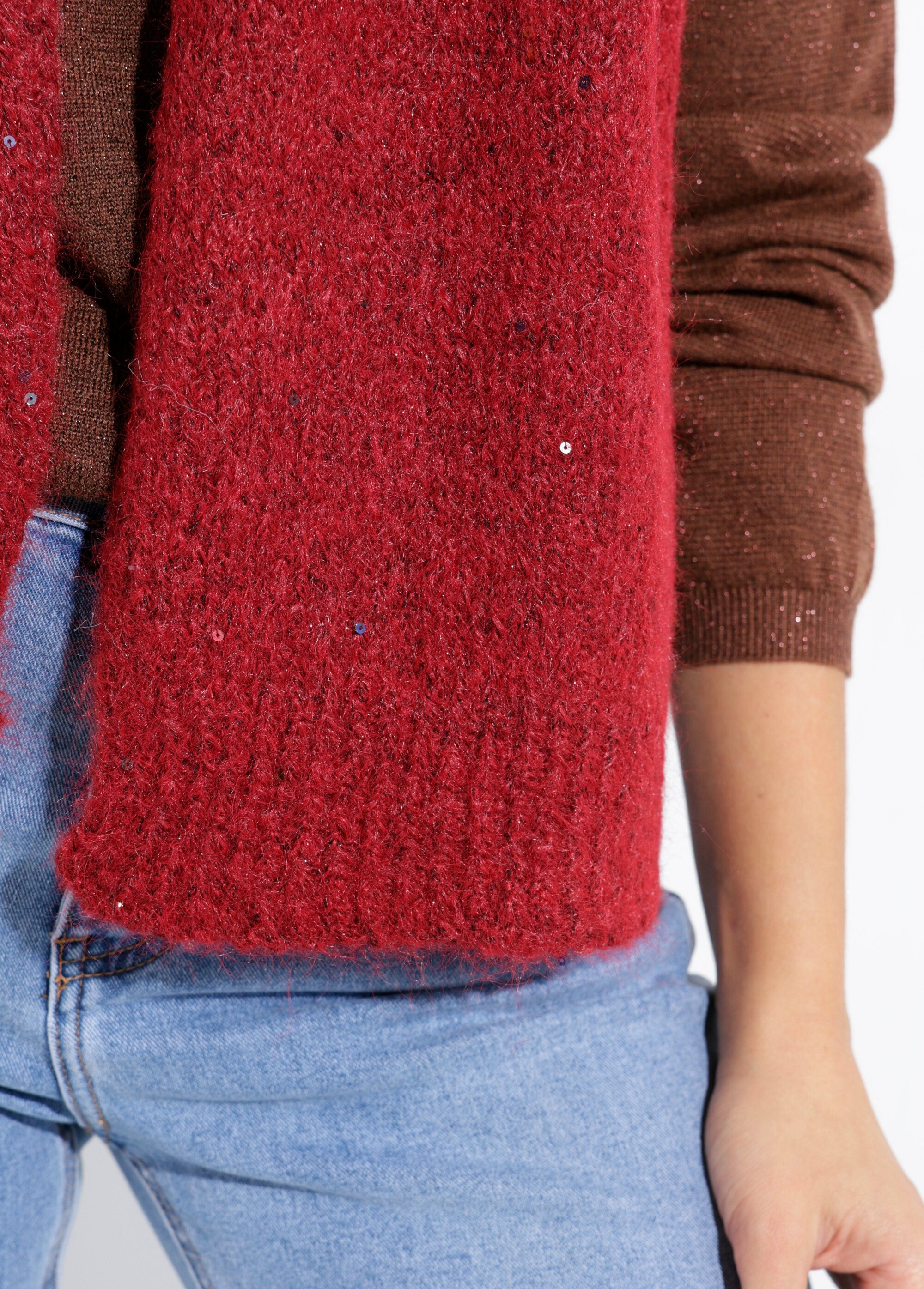 Warme_glanzende_gebreide_sjaal_met_pailletten_Bordeaux_DE1_slim