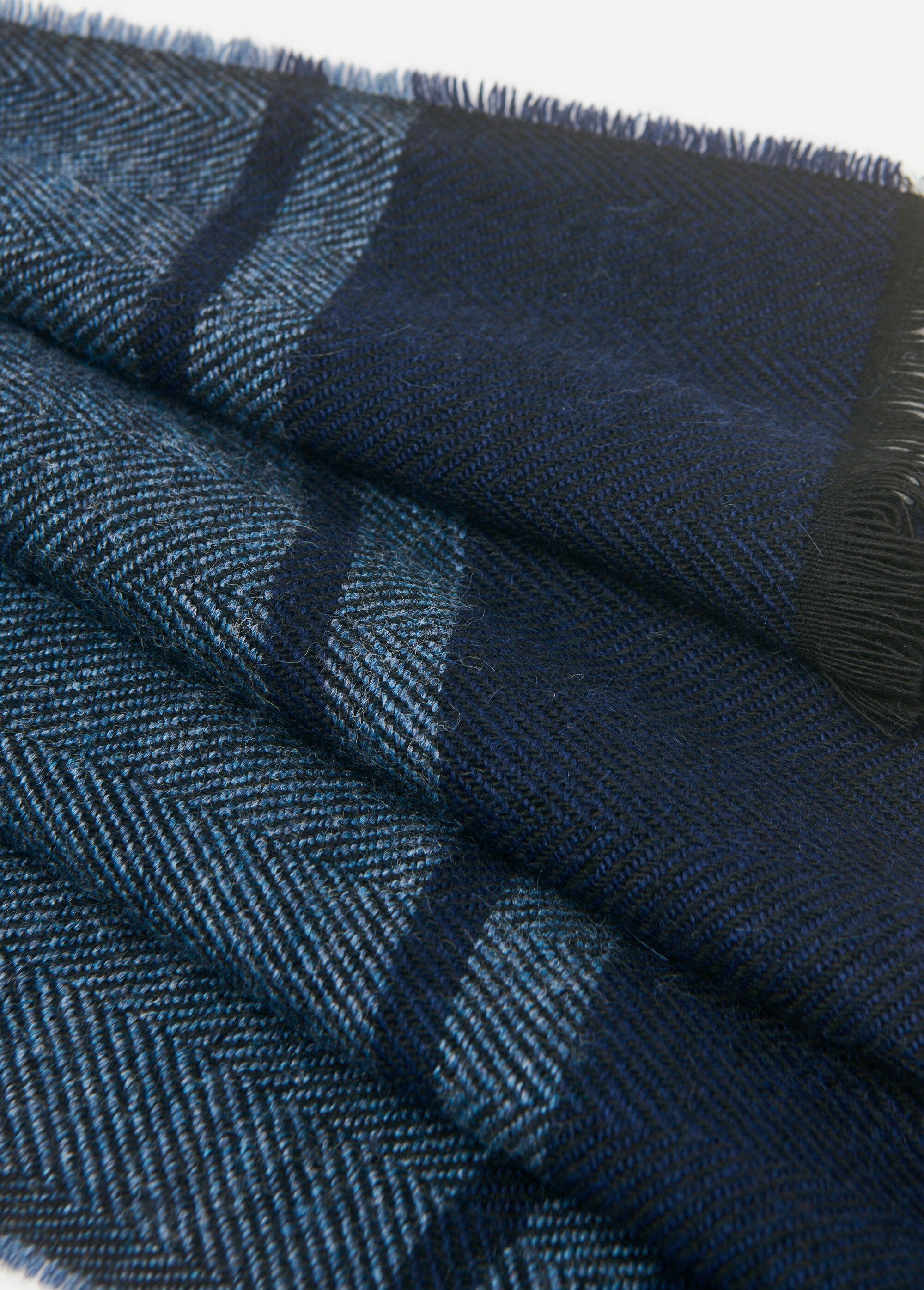 Warme_heren_sjaal_in_visgraatmotief_met_wol_Gris_et_bleu_anthracite_DE3_slim