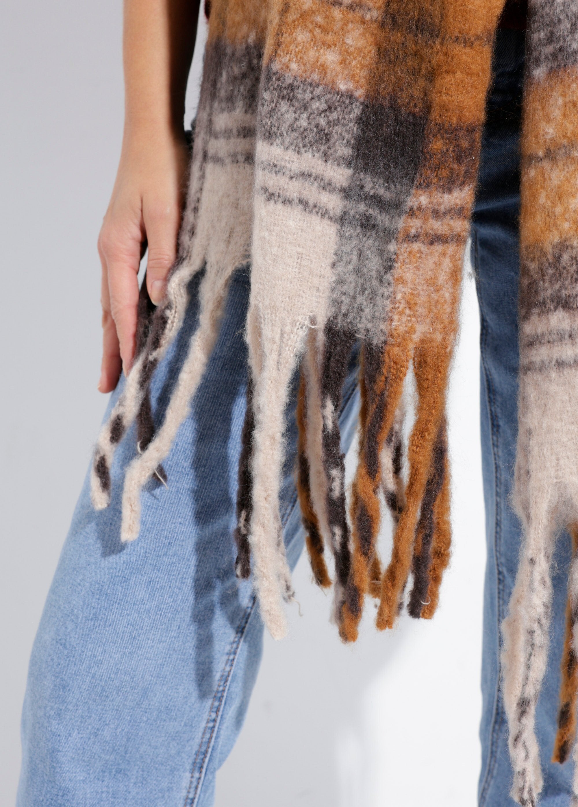 Lange_geruite_sjaal_met_franjes_Carreaux_beige_DE1_slim