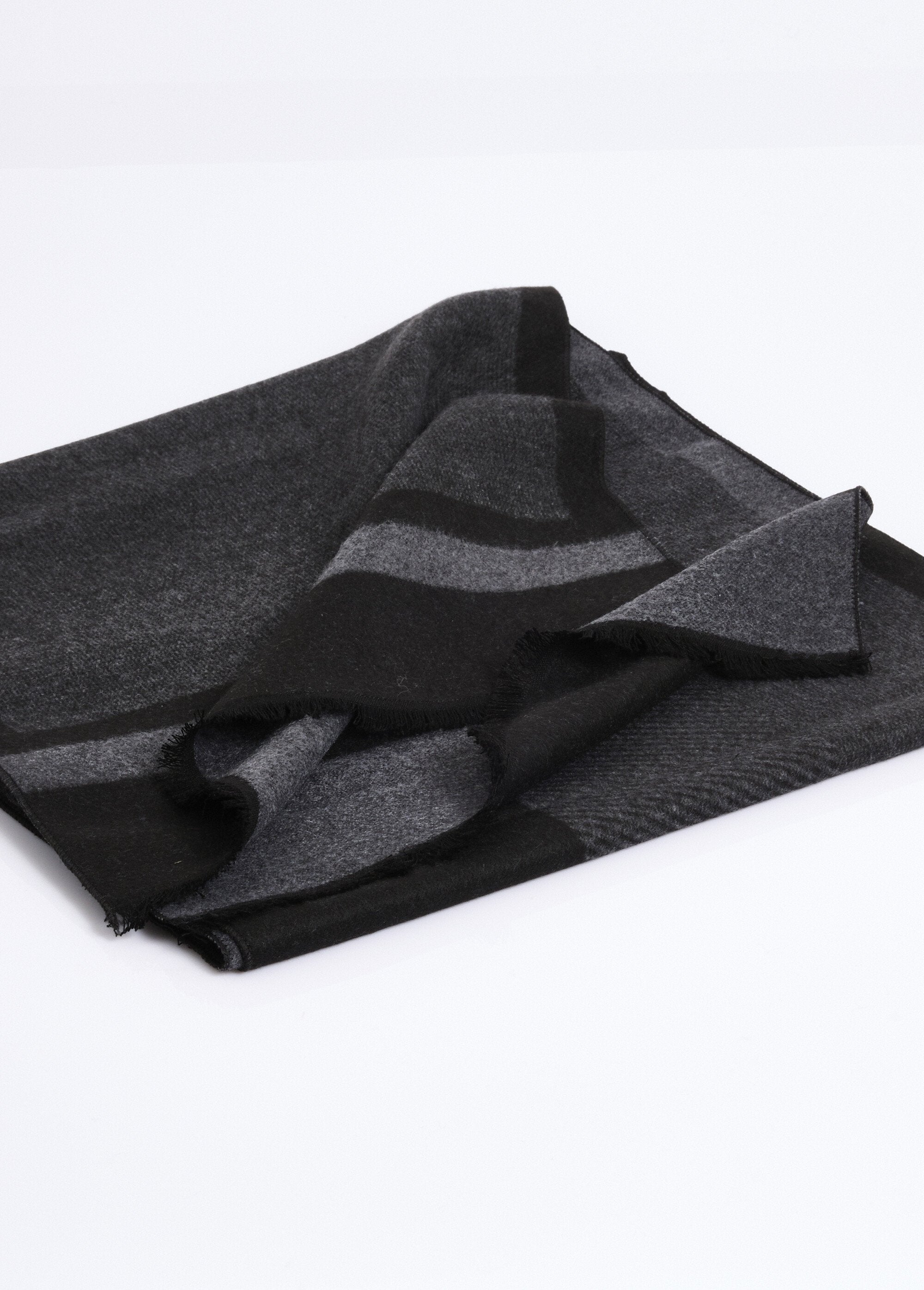 Sjaal_met_tweekleurig_patroon_en_kleine_franjes_Noir_DE1_slim