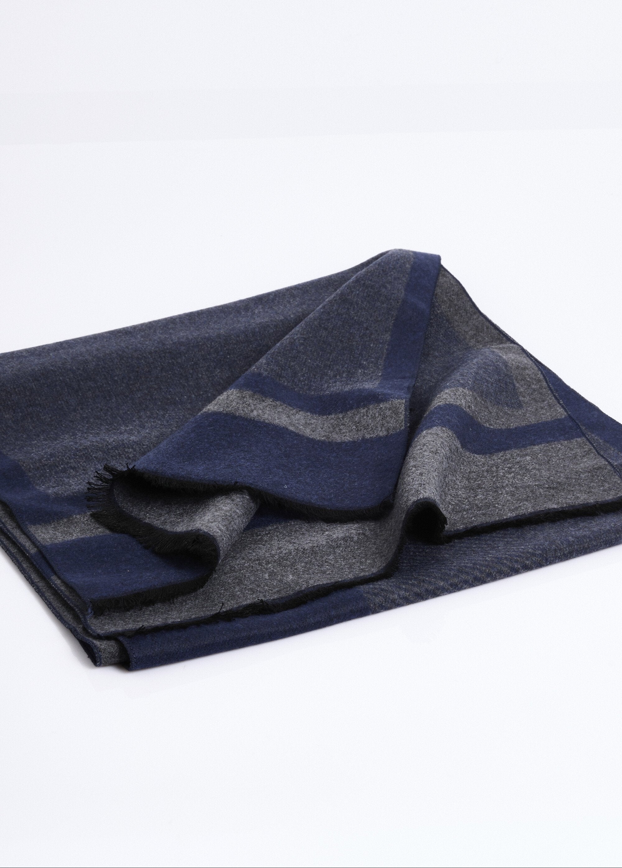 Sjaal_met_tweekleurig_patroon_en_kleine_franjes_Bleu_DE1_slim