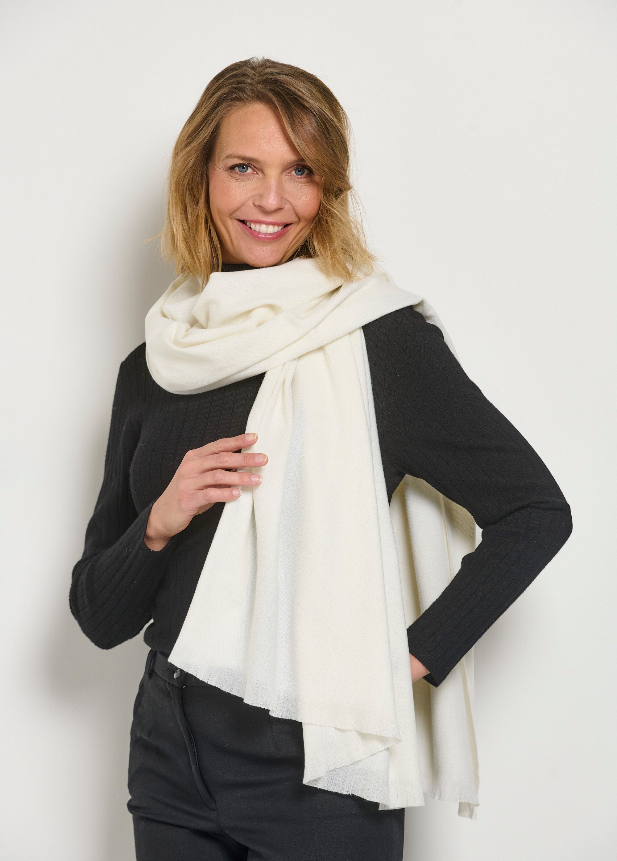 Warme,_trendy_sjaal_met_kleine_franjes_Ecru_FA1_slim