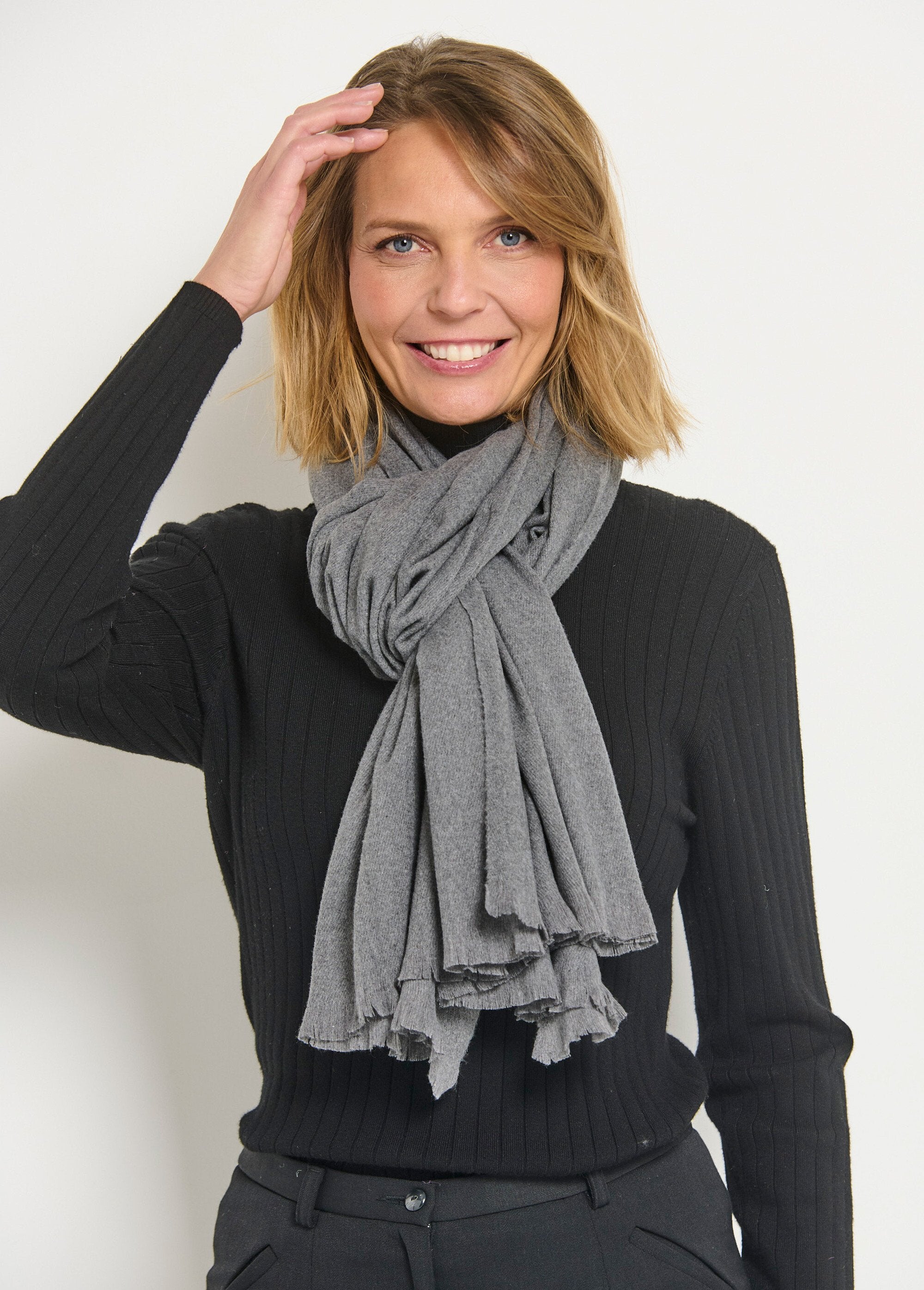 Warme,_trendy_sjaal_met_kleine_franjes_Gris_DE1_slim