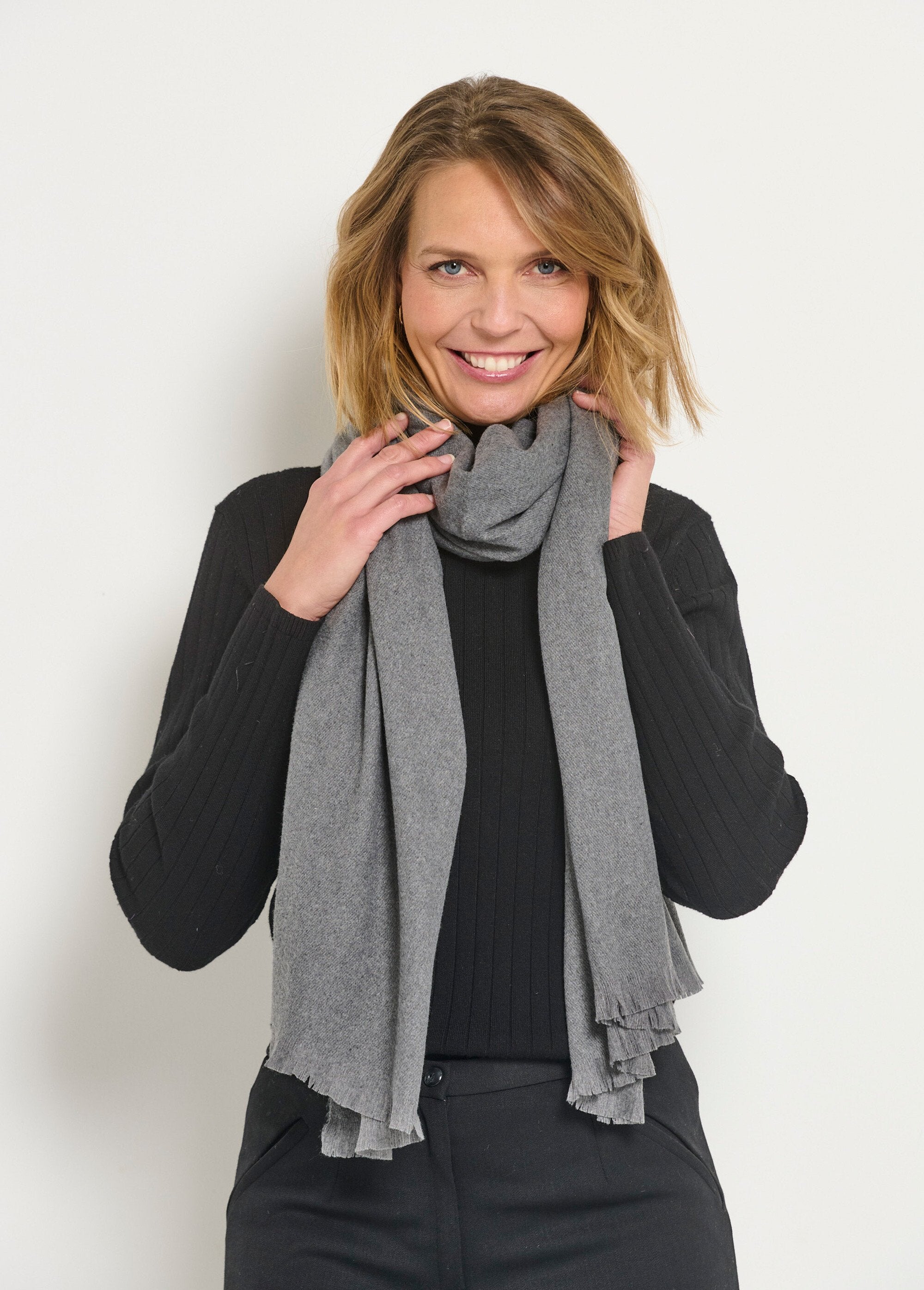 Warme,_trendy_sjaal_met_kleine_franjes_Gris_FA1_slim