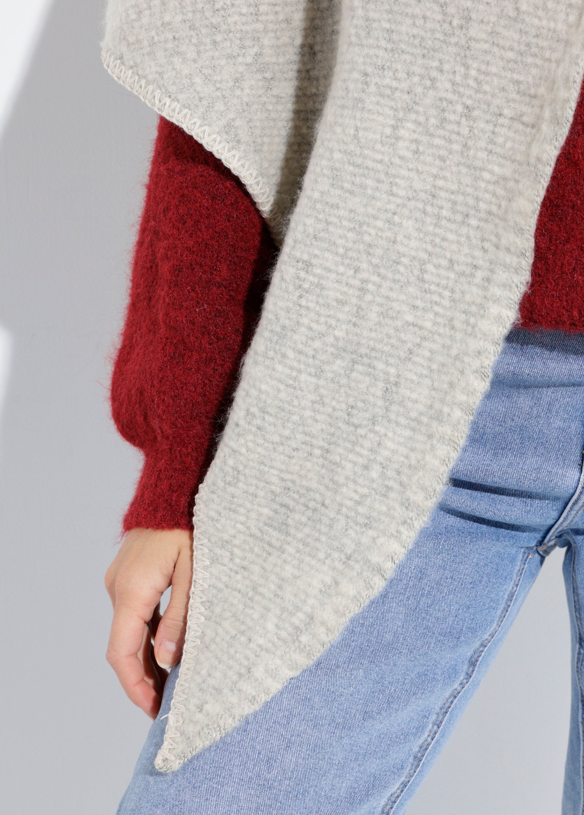 Zachte_en_warme_gebreide_driehoeksjaal_Beige_chine_DE1_slim