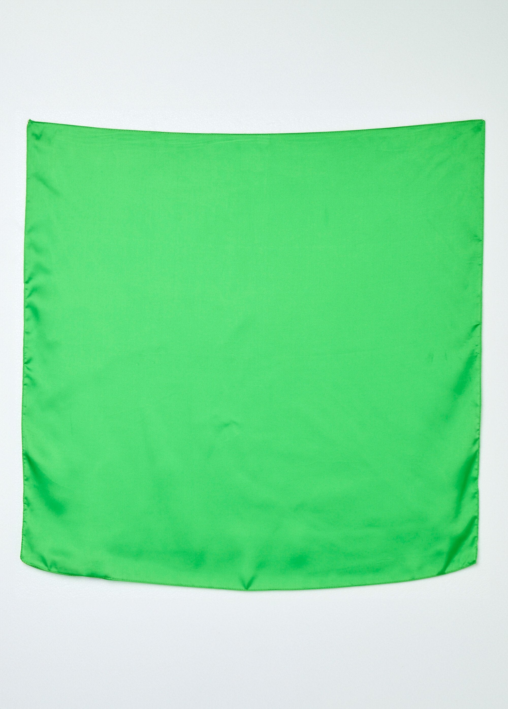 Vierkante_sjaal_van_satijn_Vert_vif_DE1_slim
