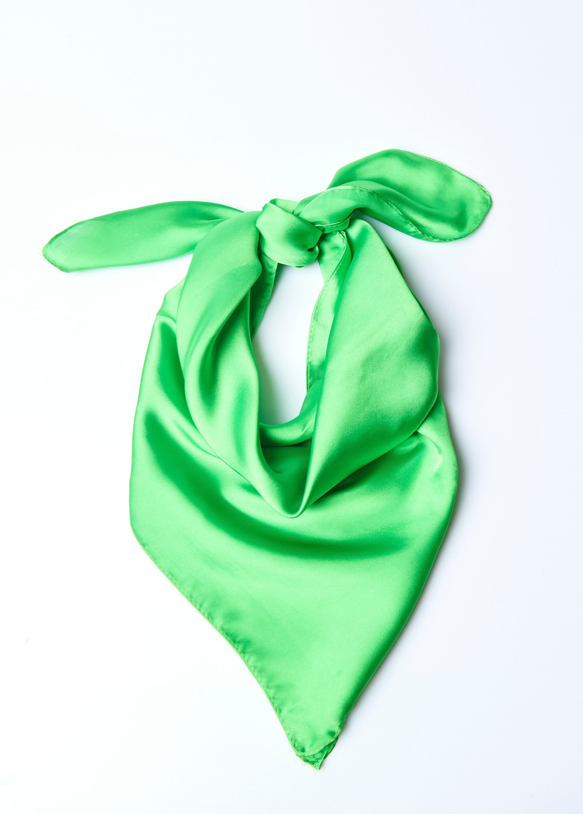 Vierkante_sjaal_van_satijn_Vert_vif_FA1_slim
