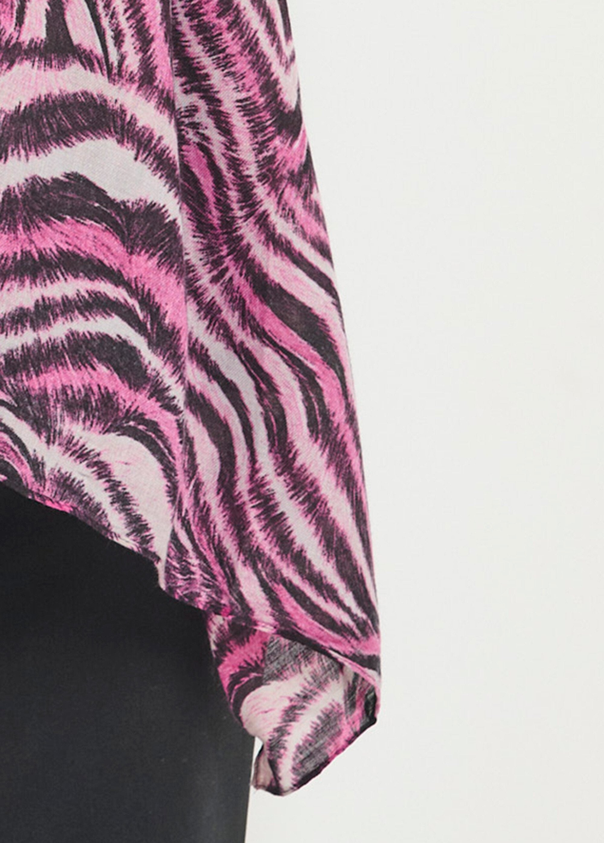 Revisited_sjaal_met_dierenprint_Rose_et_noir_DE2_slim