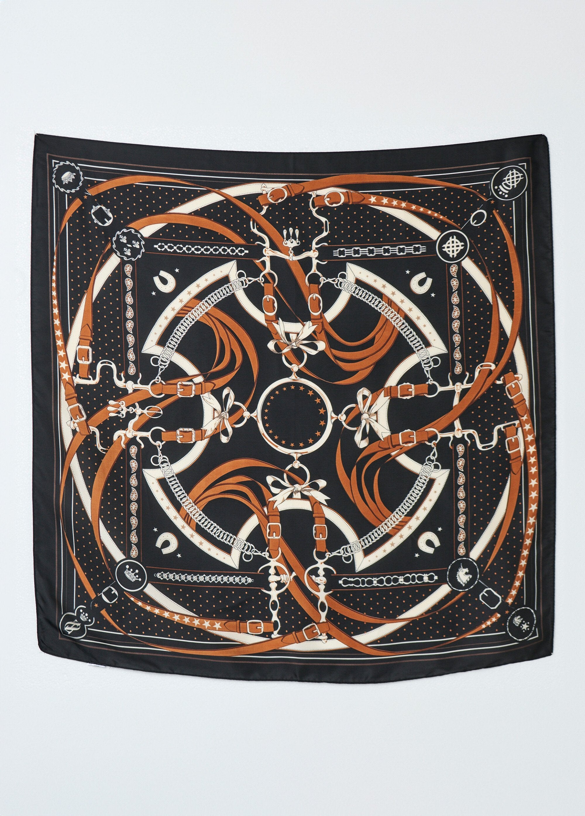 Sjaal_van_satijn_met_ruiterprint_Noir_DE1_slim