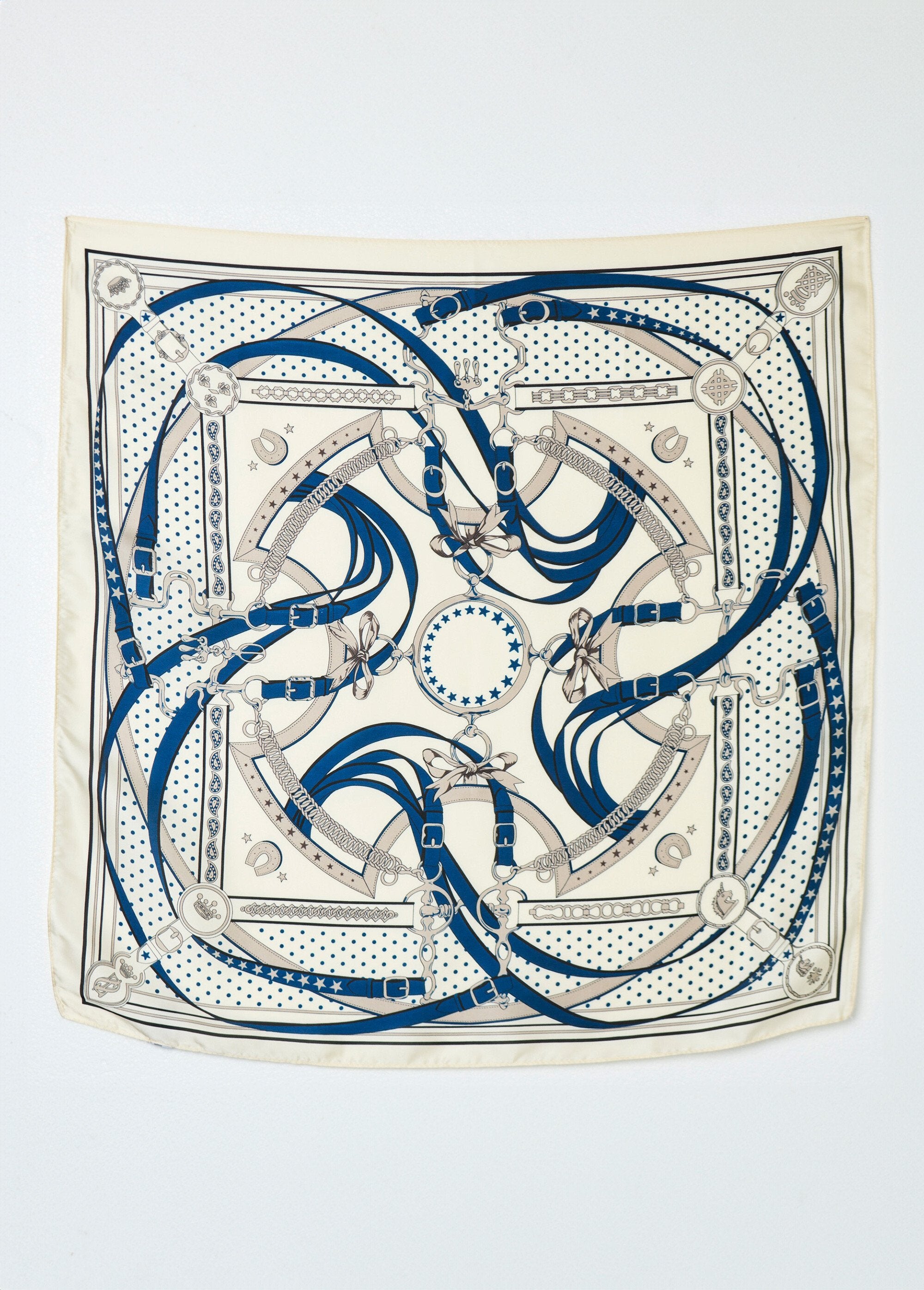 Sjaal_van_satijn_met_ruiterprint_Ecru_DE1_slim