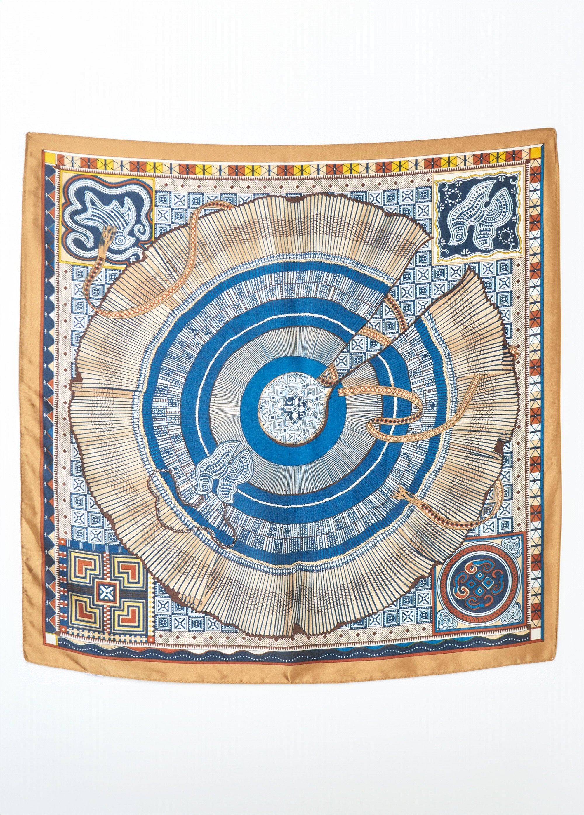 Satijnen_sjaal_met_chic_etnisch_motief_Camel_et_bleu_DE1_slim