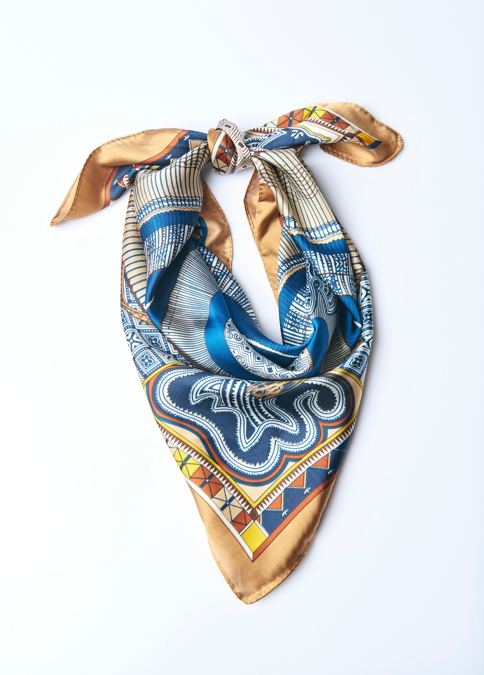 Satijnen_sjaal_met_chic_etnisch_motief_Camel_et_bleu_FA1_slim