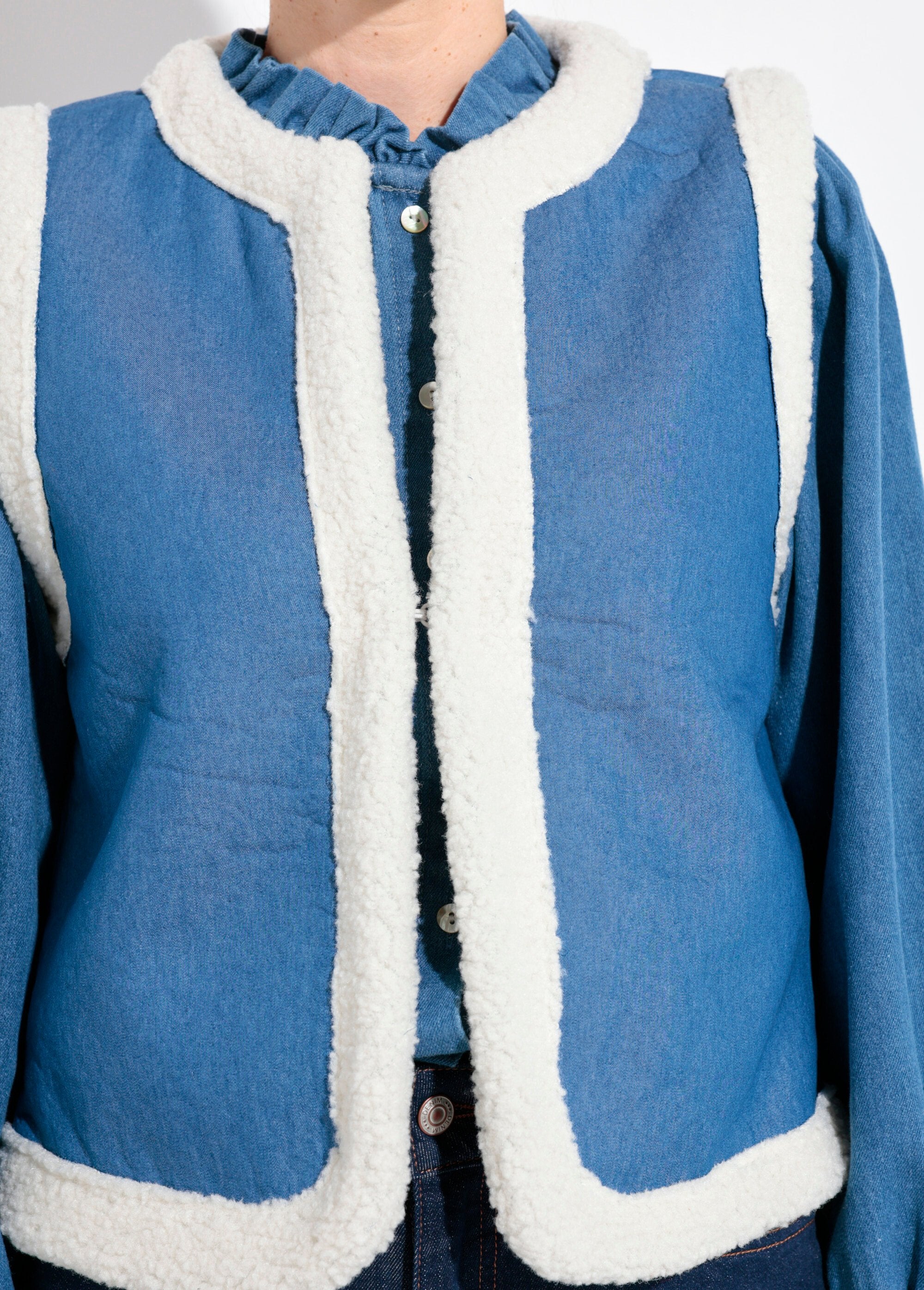 Denim_vest_van_schapenvacht_Bleu_DE1_slim