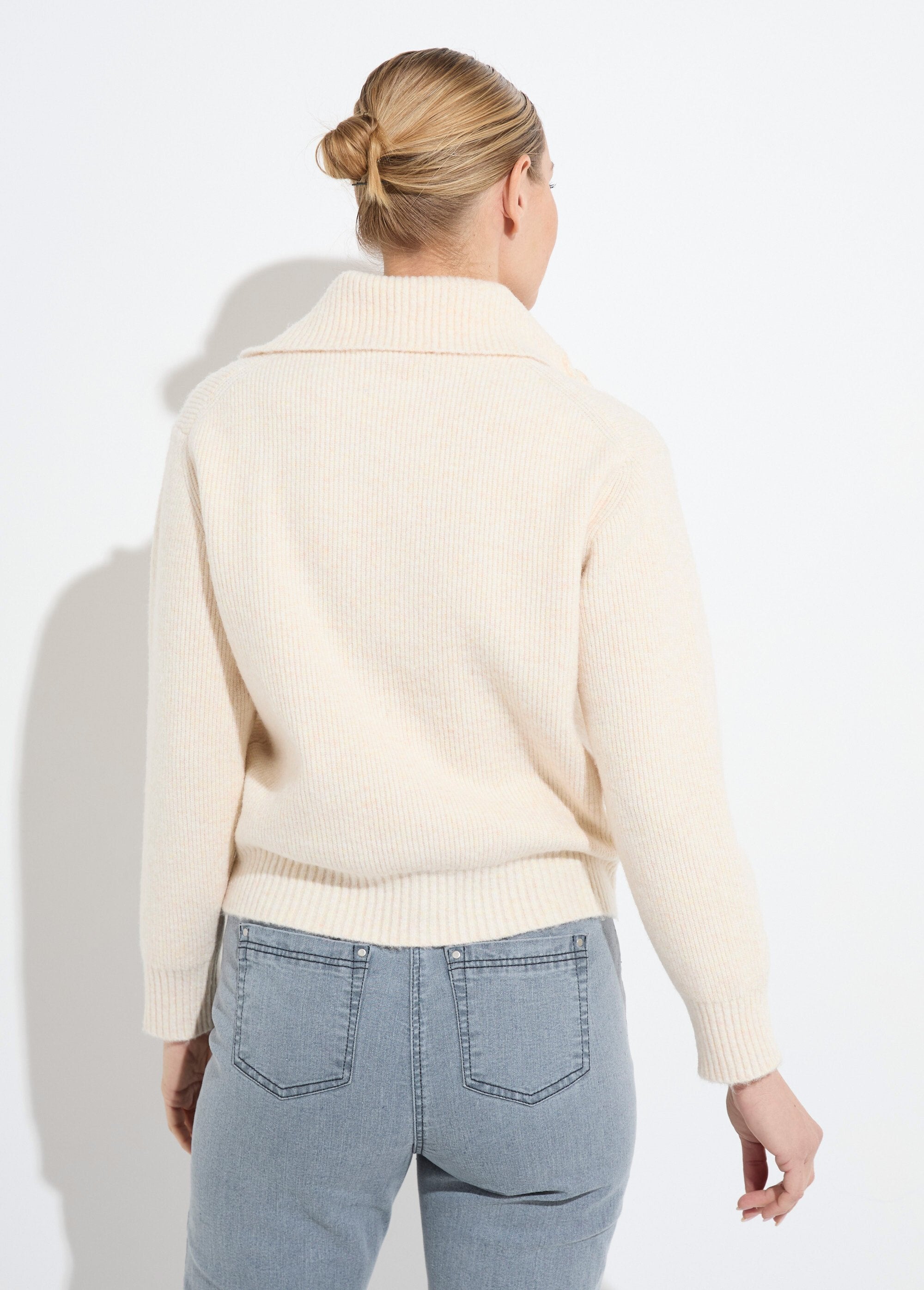 Warm_geribd_vest_met_knopen_van_wol_en_gerecyclede_vezels_Ivoire_DO1_slim