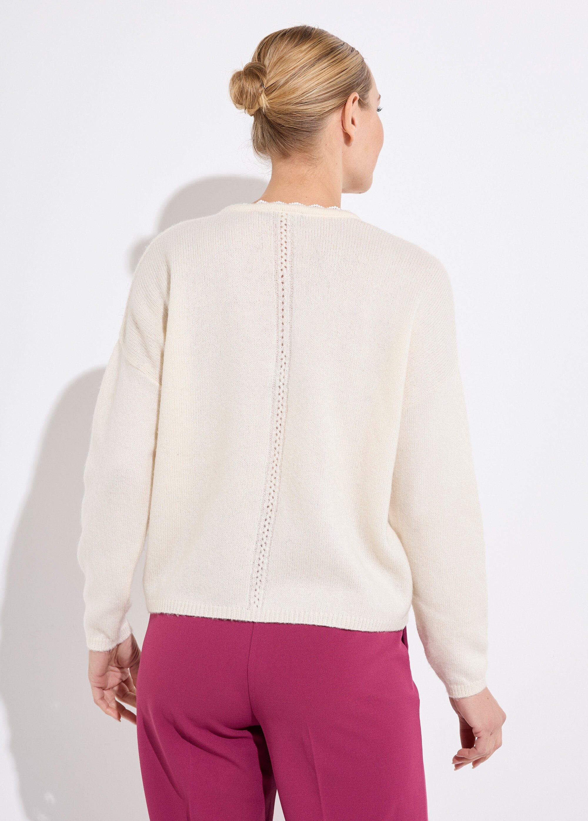 Vest_met_V-hals_en_knopen_in_tricot,_opengewerkt_en_macramé_Ecru_DO1_slim