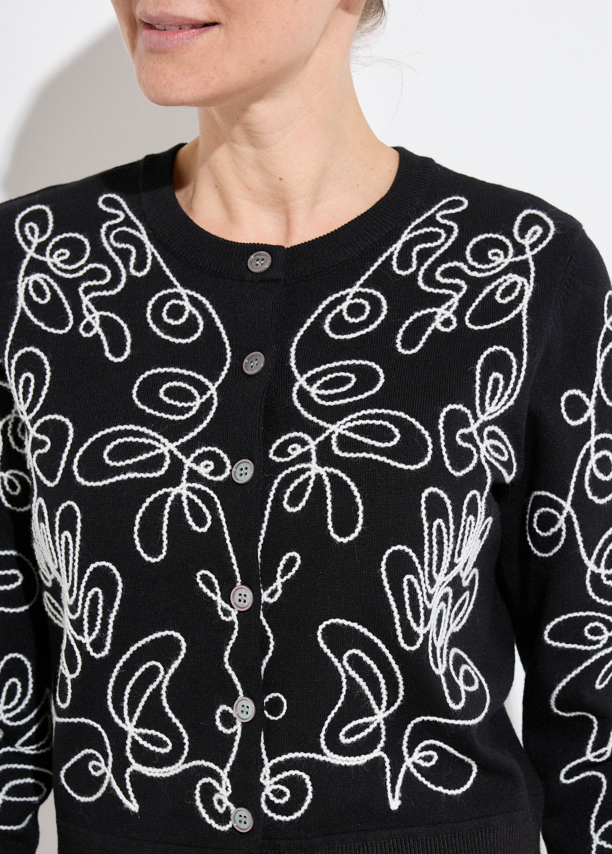 Geborduurd_vest_met_knopen_Noir_et_ecru_DE1_slim